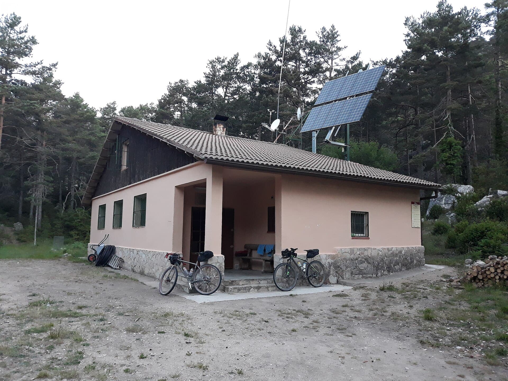 Refugi de Font Ferrera (via Wikimedia Commons, CC BY-SA 4.0)