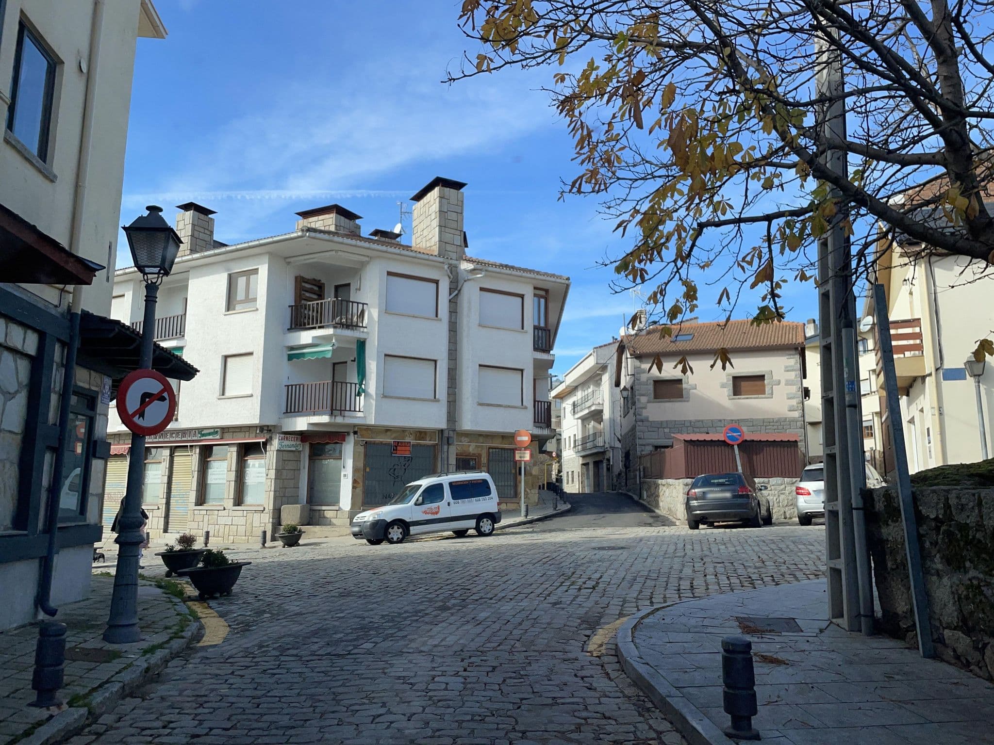 Street view near Casa Rural El patio de Valentina, Navacerrada — © seraq (CC BY-SA · Mapillary)