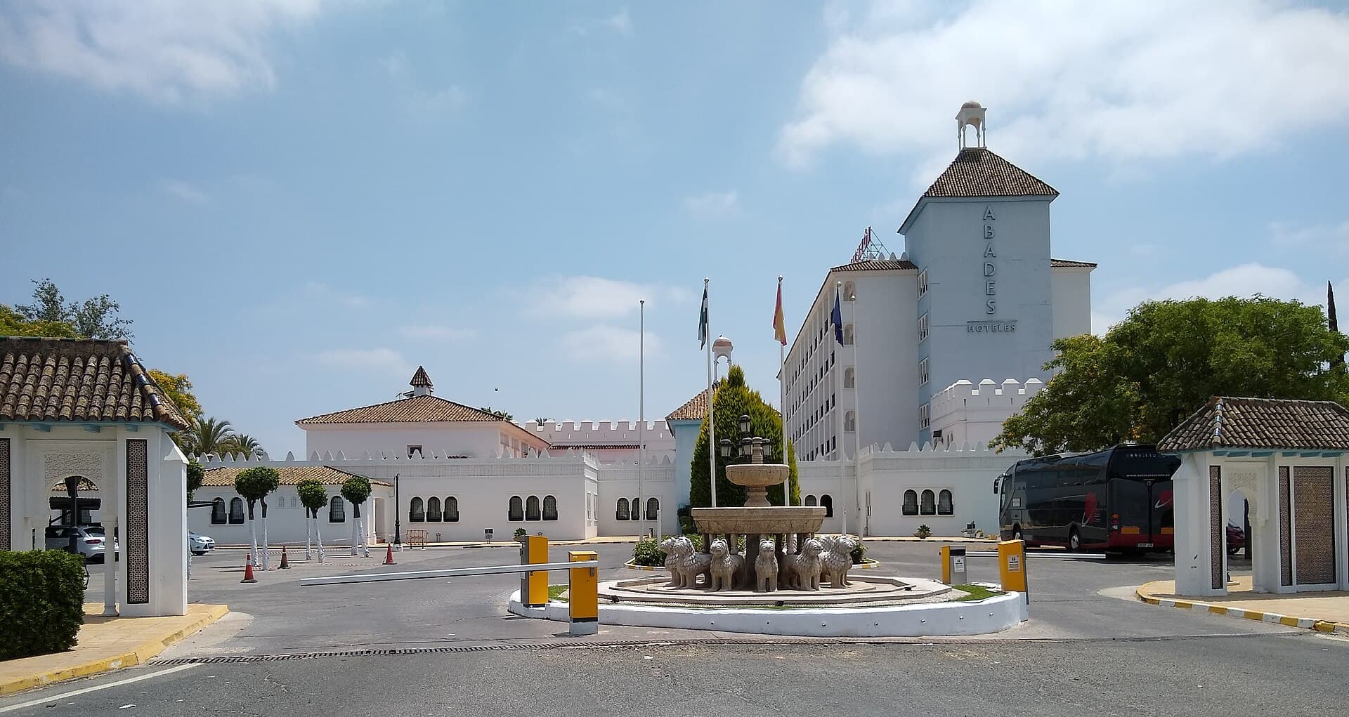 Hotel Abades Benacazón (via Wikimedia Commons, CC BY-SA 4.0)