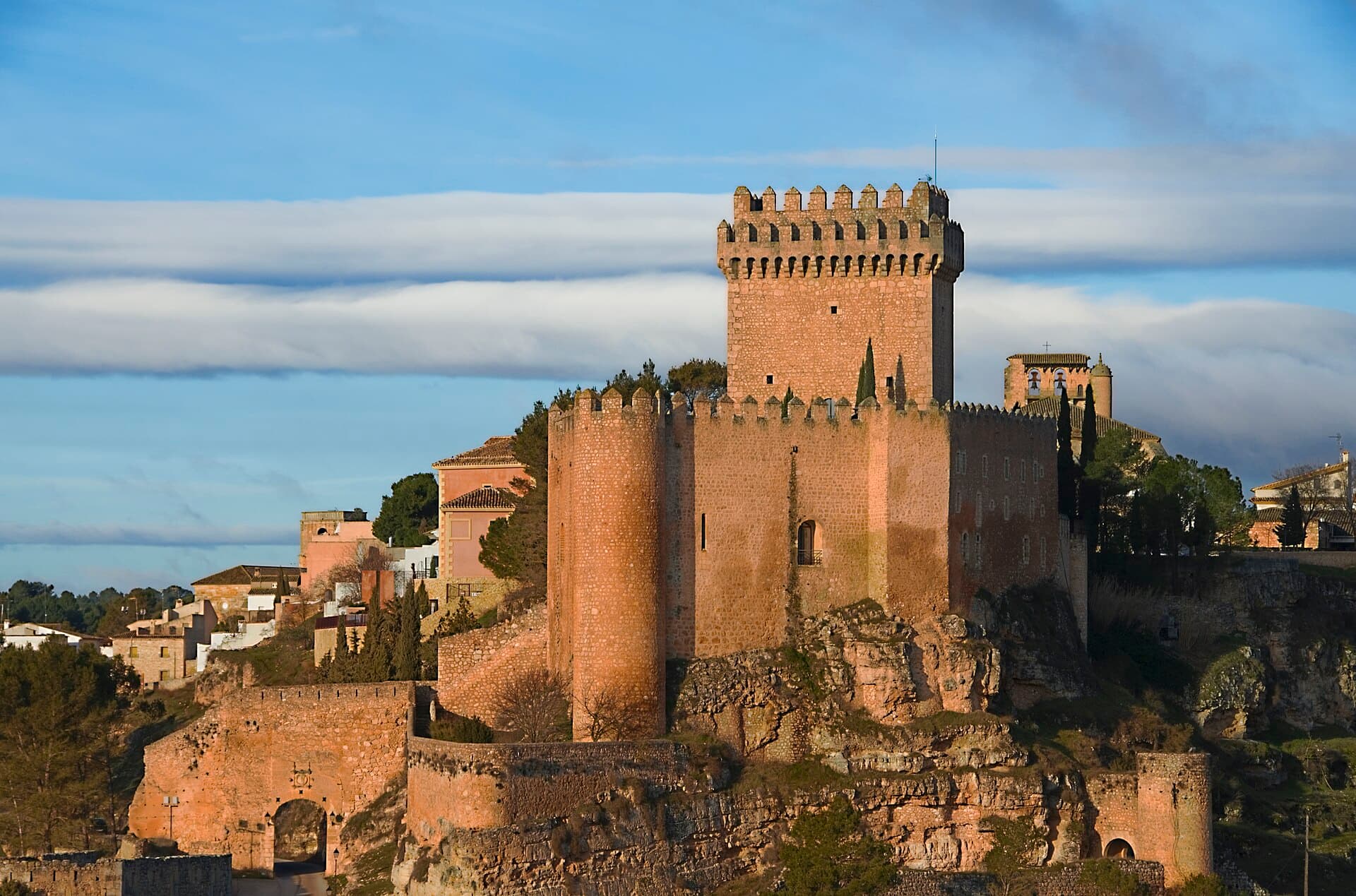 Castillo de Alarcón (via Wikimedia Commons, CC BY-SA 2.0)