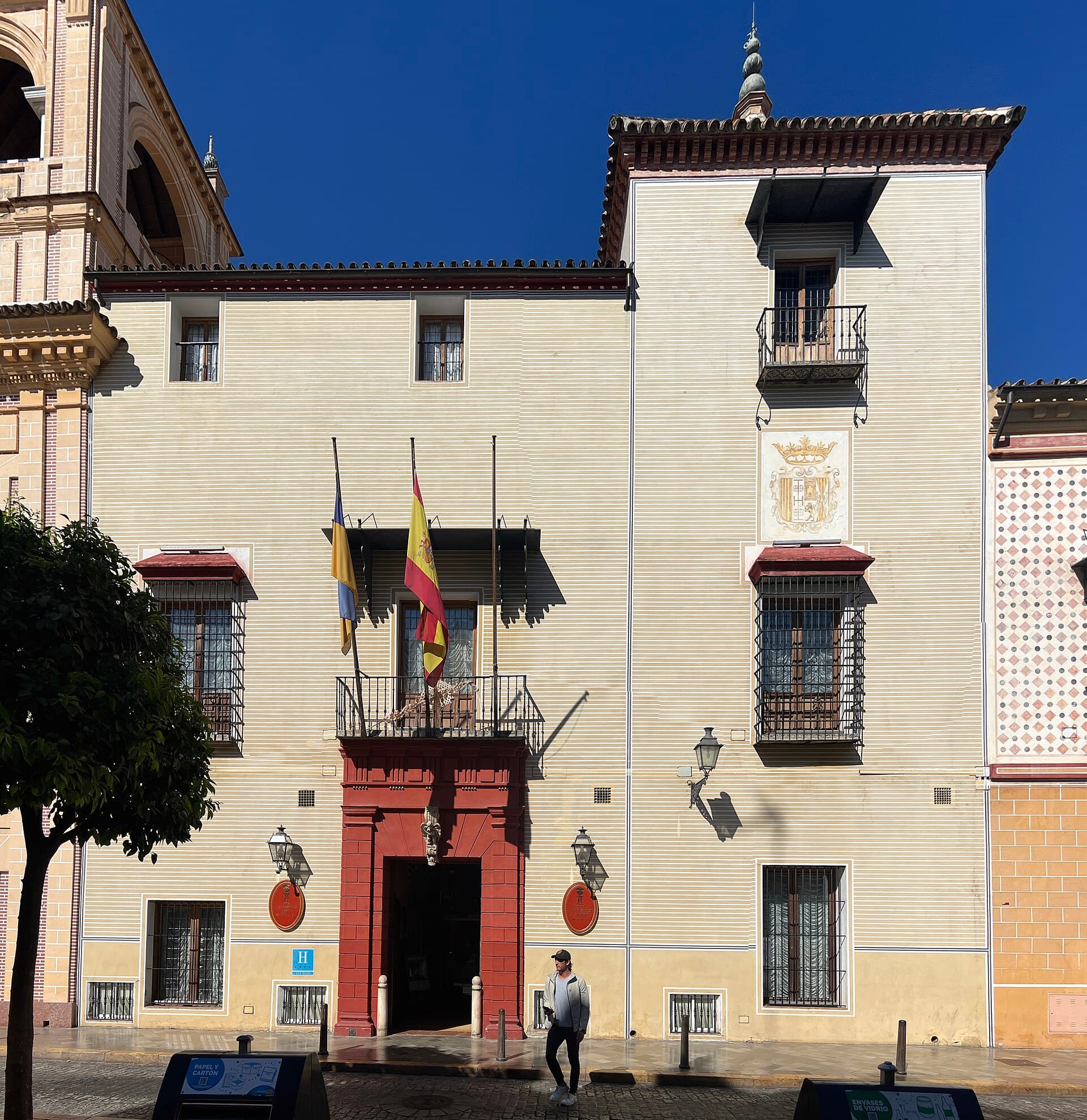Casas de la Judería (via Wikimedia Commons, CC BY-SA 4.0)