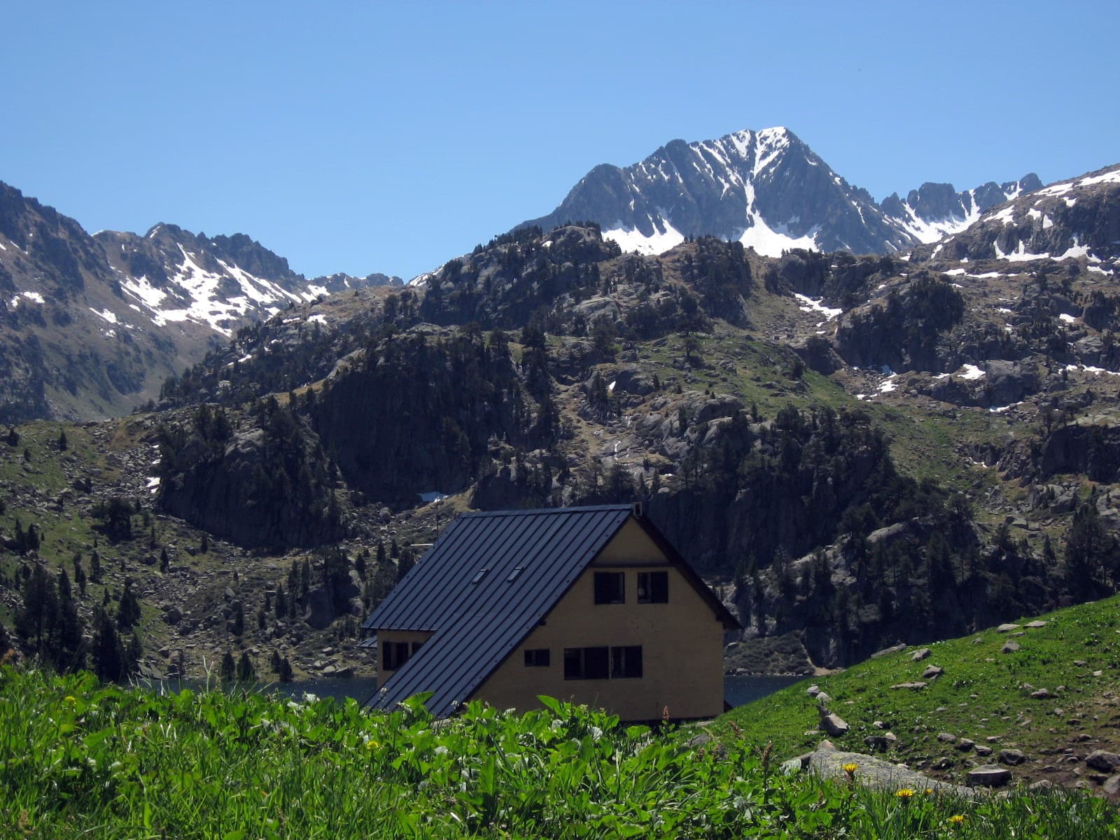 Refugi de Colomèrs (via Wikimedia Commons, CC BY-SA 3.0)