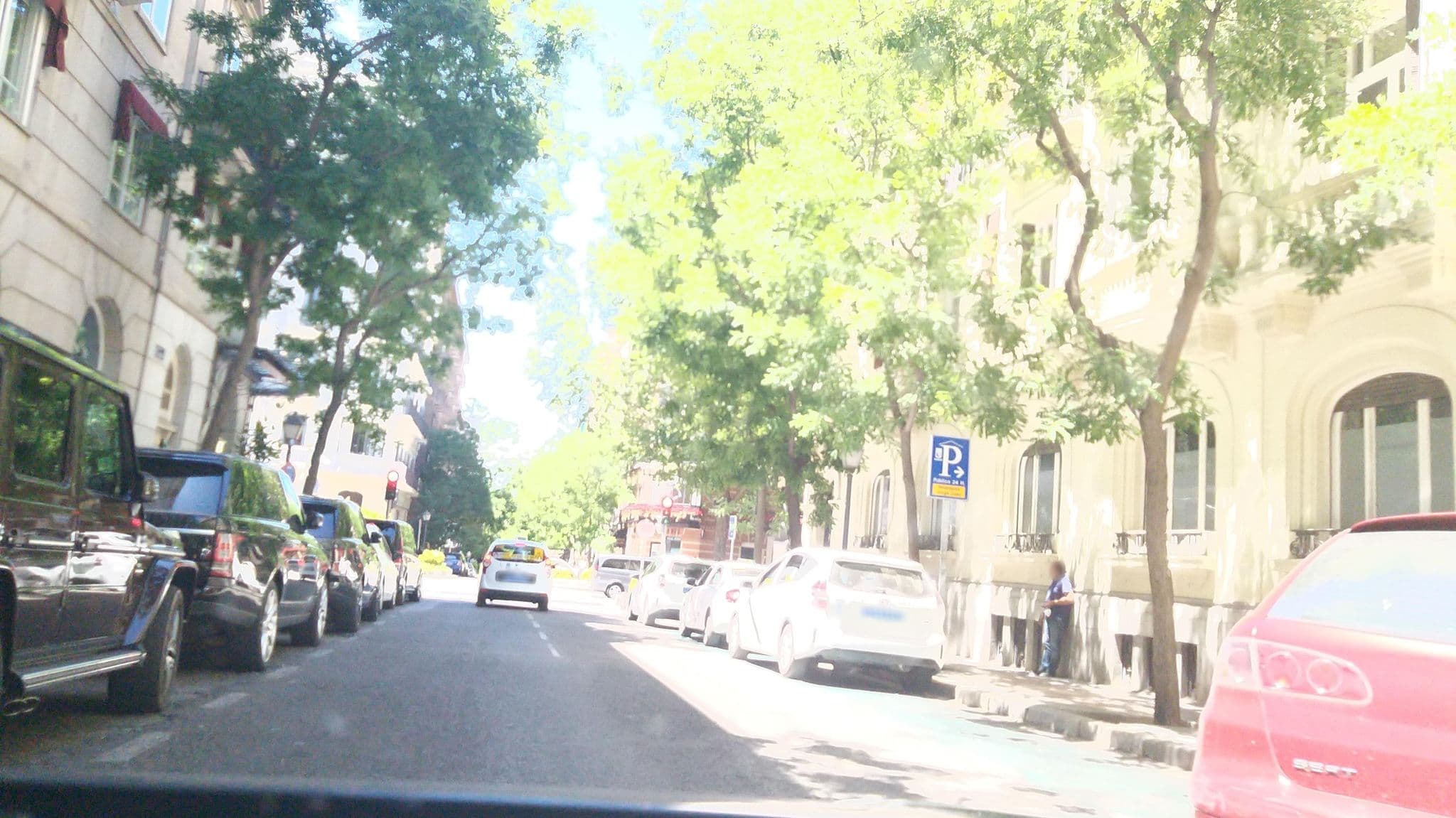 Street view near Hotel Wellington, Recoletos — © pilar (CC BY-SA · Mapillary)