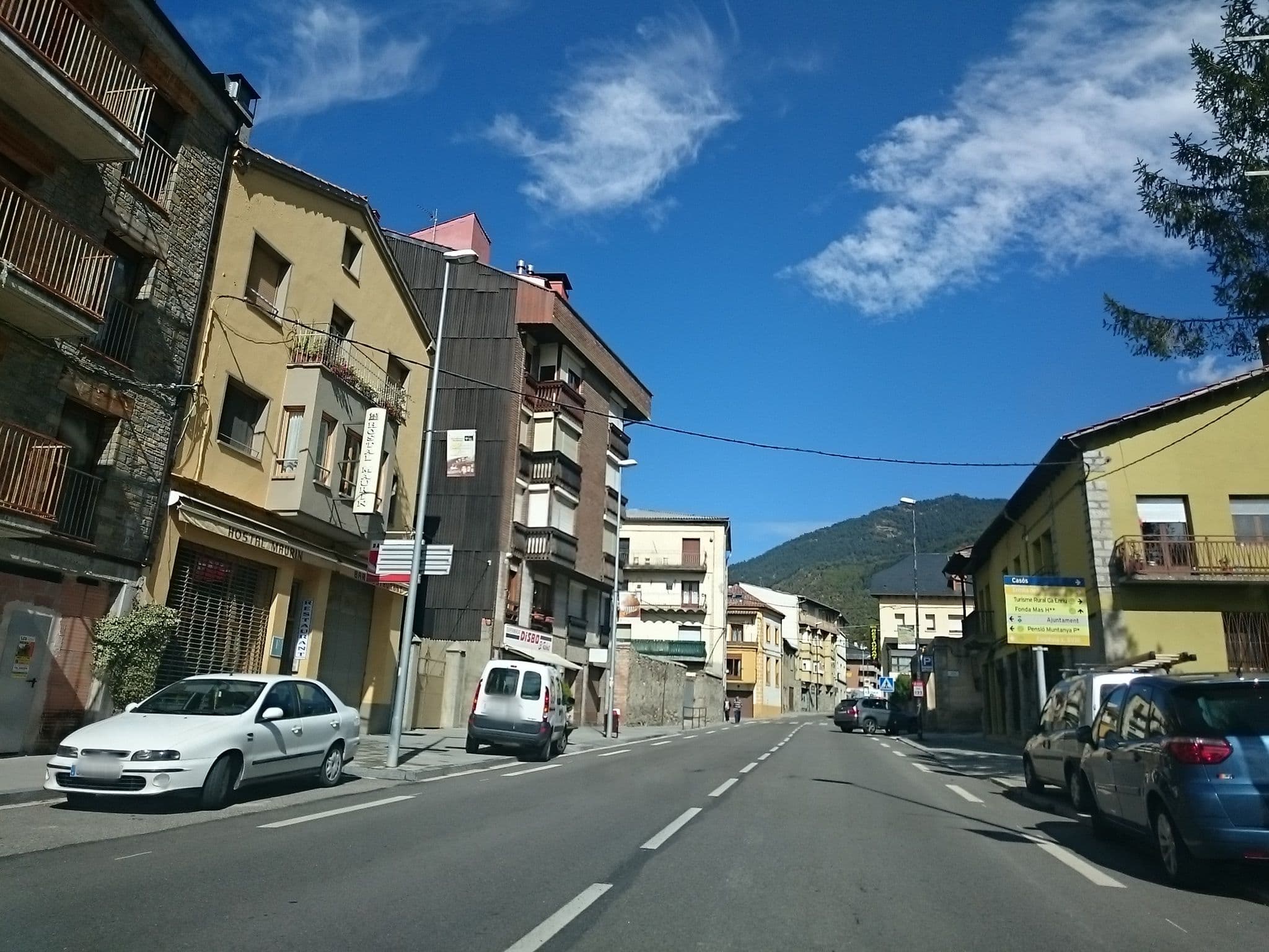 Street view near Hostal Maurín, el Pont de Suert — © yopaseopor (CC BY-SA · Mapillary)
