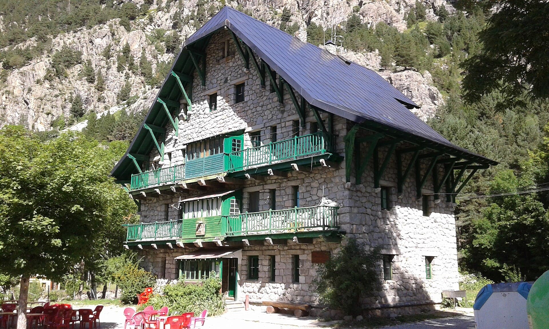 Refugio Casa de Piedra (via Wikimedia Commons, CC BY-SA 4.0)