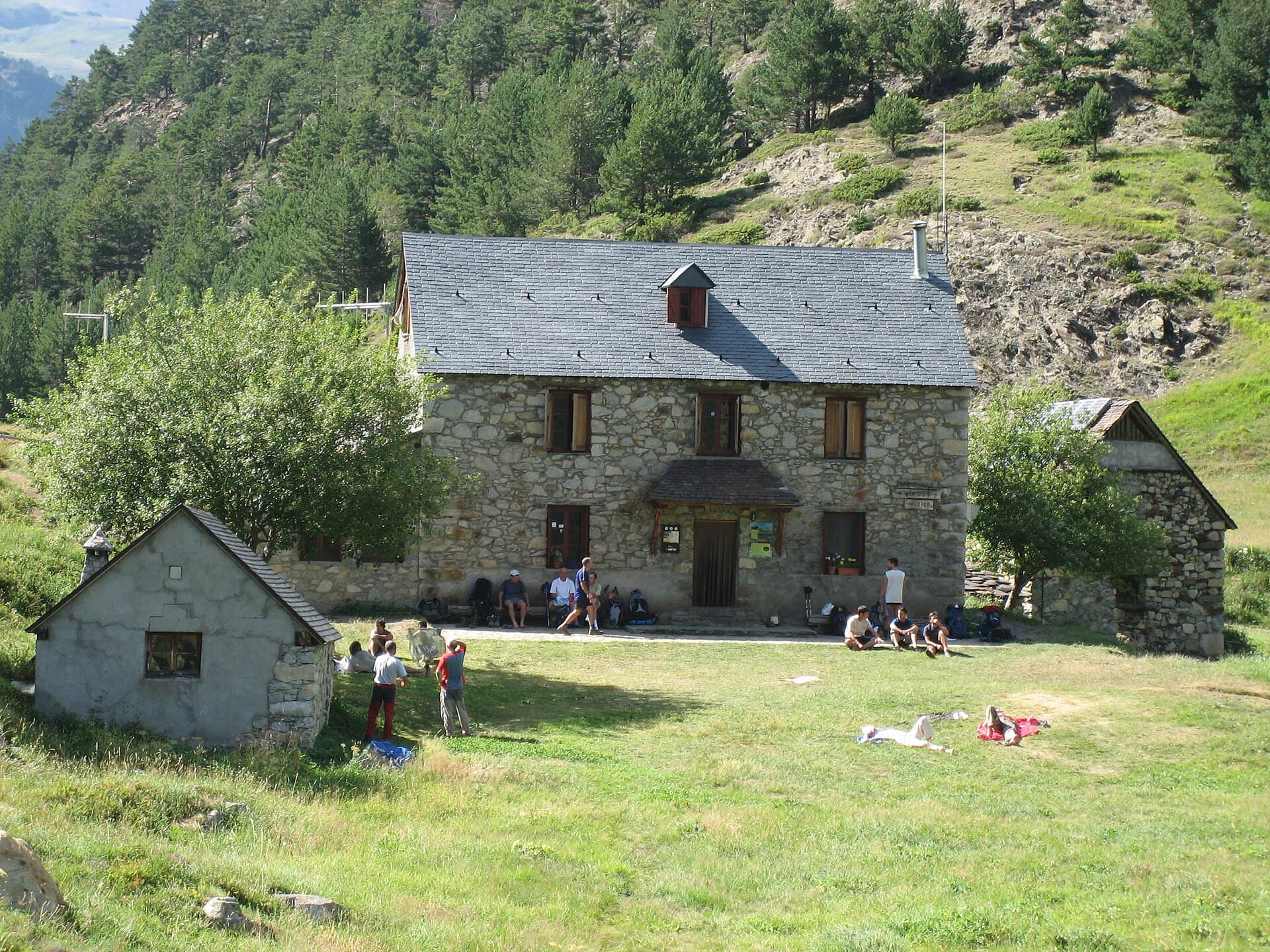 Refugio de Viadós (via Wikimedia Commons, Public domain)