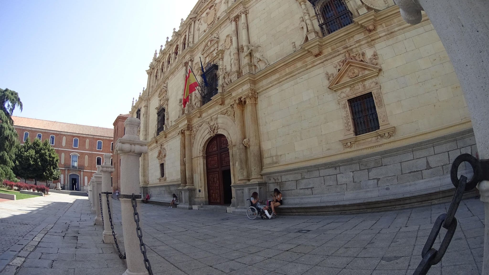 Street view near Hotel El Bedel, Alcalá de Henares — © robertogeb (CC BY-SA · Mapillary)