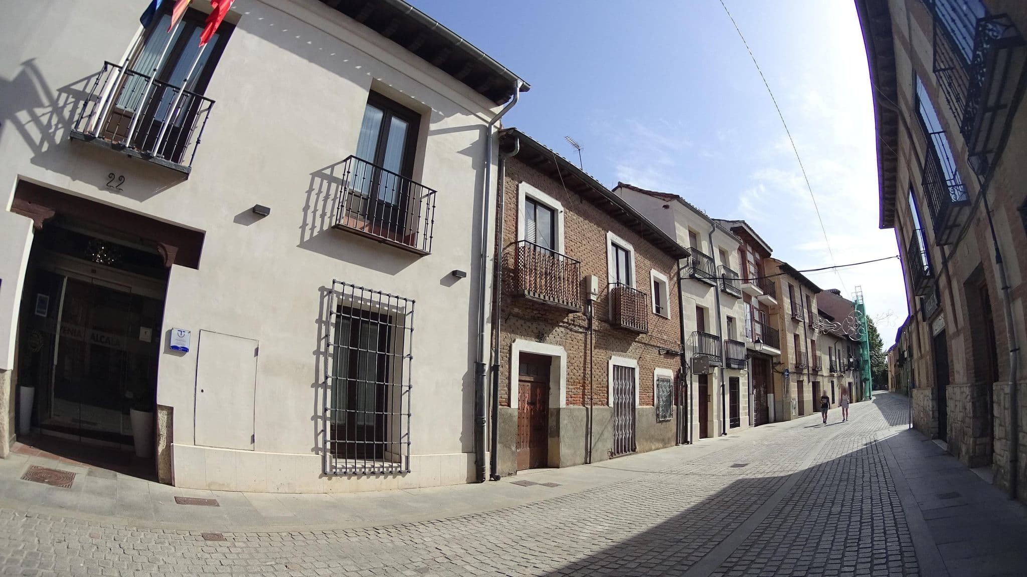 Street view near Hotel Evenia, Alcalá de Henares — © robertogeb (CC BY-SA · Mapillary)