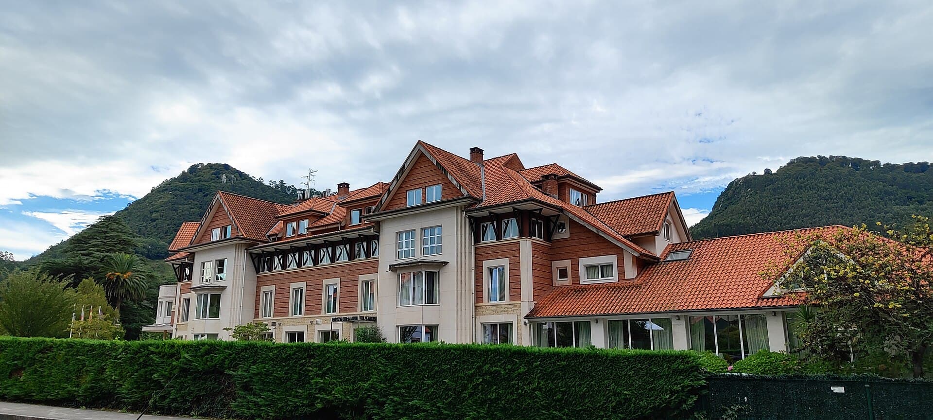 Hotel Balneario Puente Viesgo (via Wikimedia Commons, CC BY-SA 4.0)