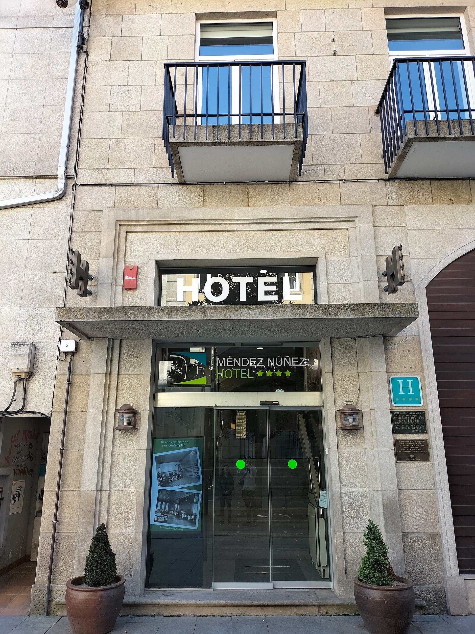 Hotel Méndez Núñez (via Wikimedia Commons, CC BY-SA 3.0)