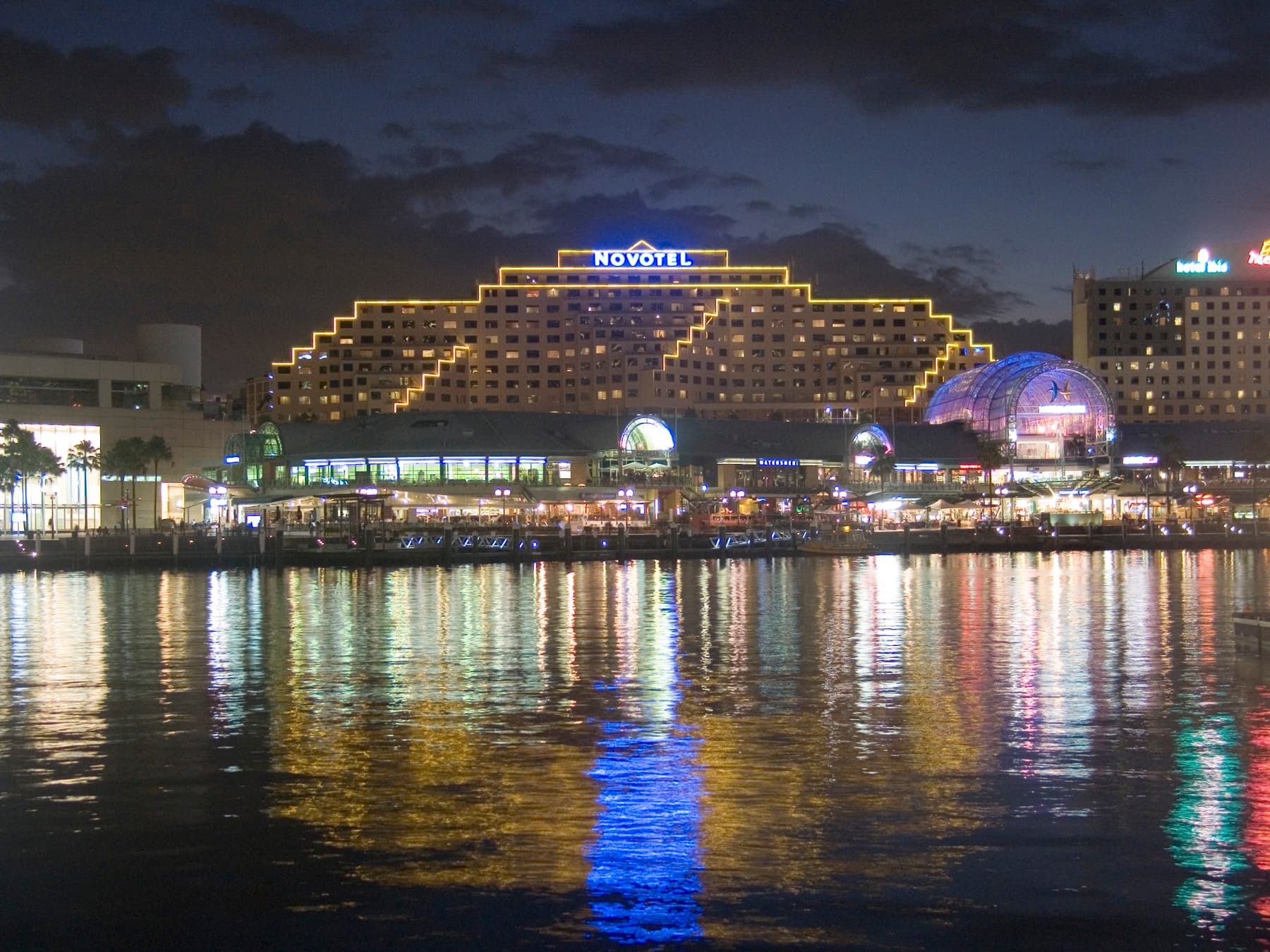 Novotel Sydney on Darling Harbour (via Wikimedia Commons, CC BY-SA 3.0)