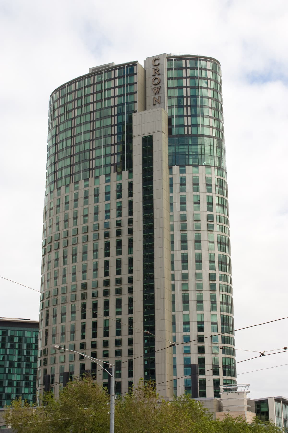 Crown Towers Hotel (via Wikimedia Commons, CC BY-SA 2.0)