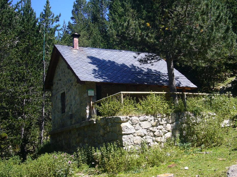 Refugi de la Centraleta (via Wikimedia Commons, CC BY-SA 3.0)