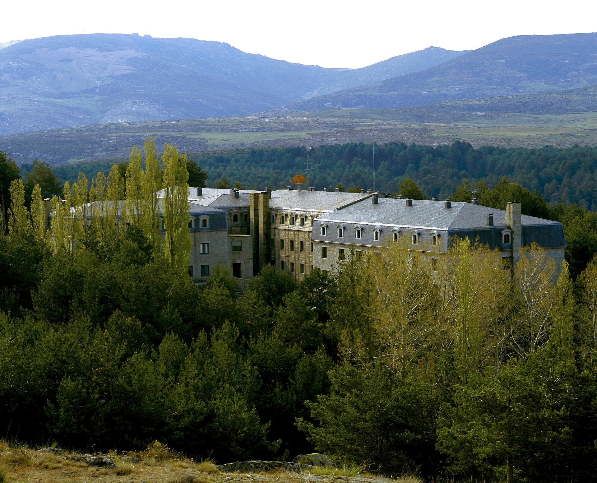 Parador de Gredos (via Wikimedia Commons, CC BY-SA 4.0)