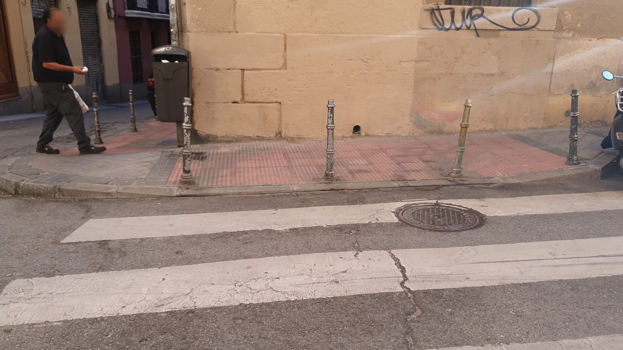 Street view near Onefam Madrid Hostel, Universidad — © reshed (CC BY-SA · Mapillary)