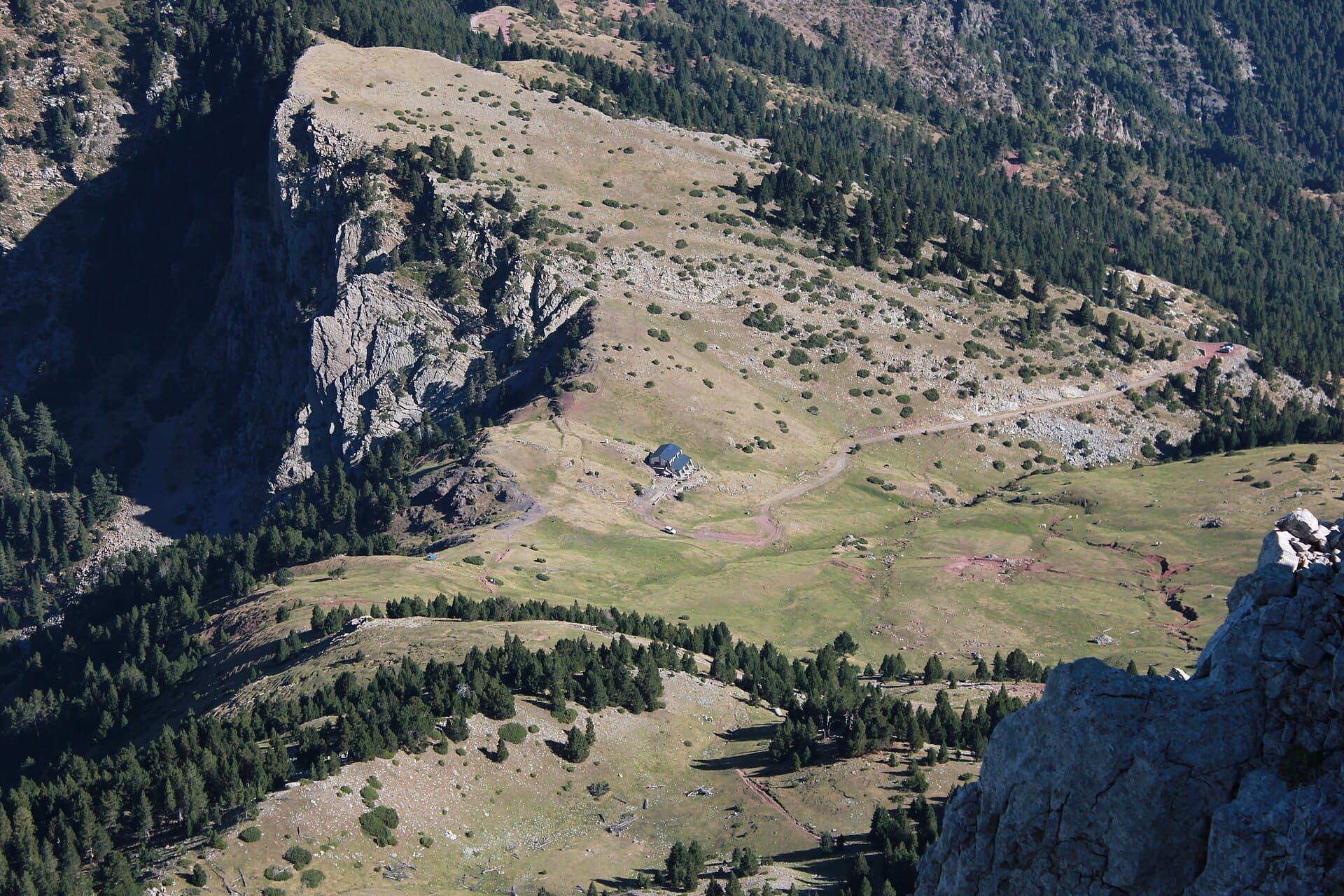Refugi Prat d'Aguiló (via Wikimedia Commons, CC BY-SA 3.0)