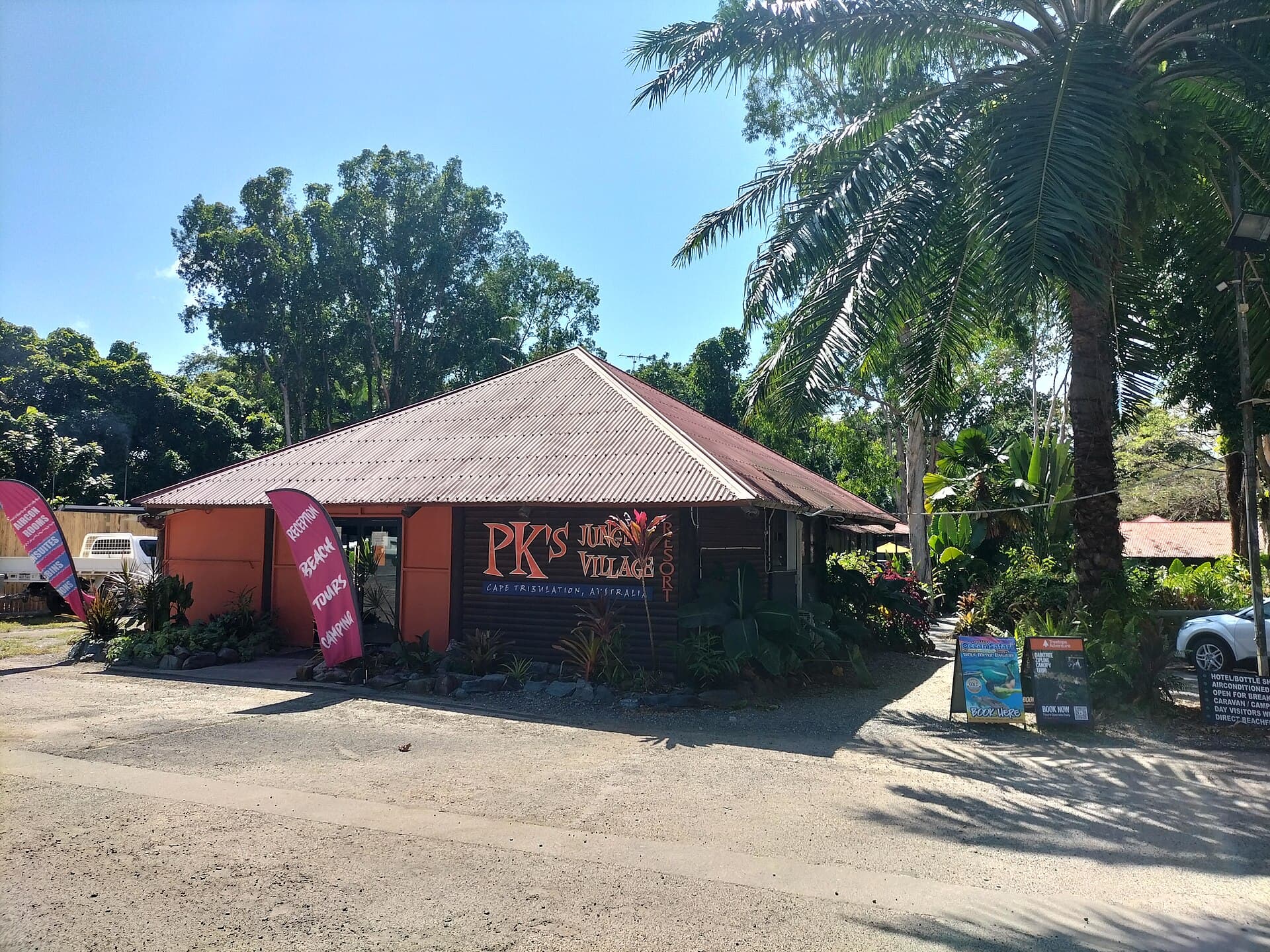 PK's Jungle Village (via Wikimedia Commons, CC BY-SA 3.0)