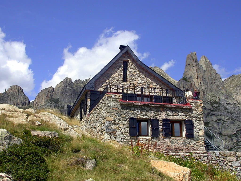 Refugi d'Amitges (via Wikimedia Commons, CC BY-SA 3.0)