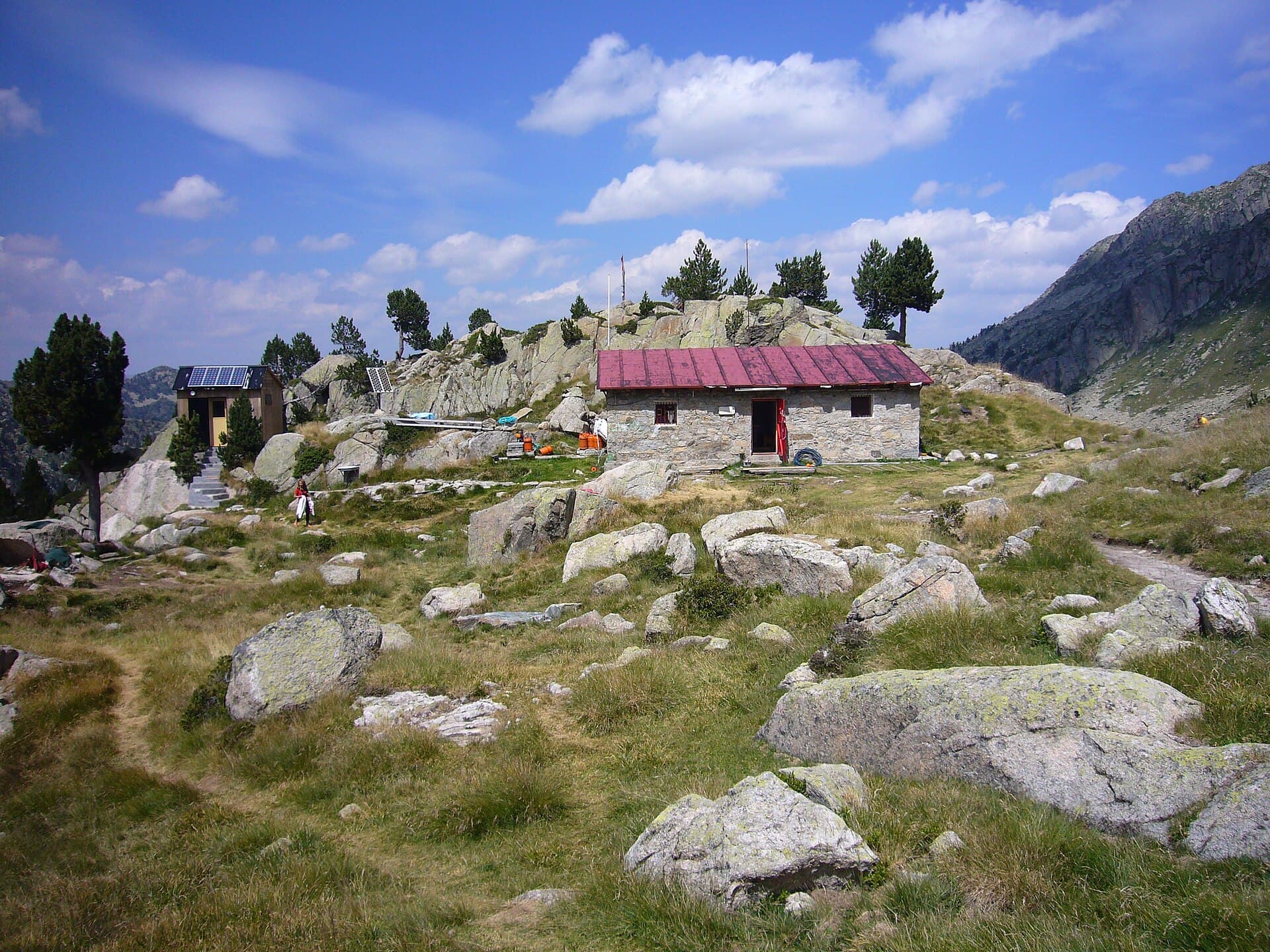 Refugi de Saboredo (via Wikimedia Commons, CC BY-SA 3.0)