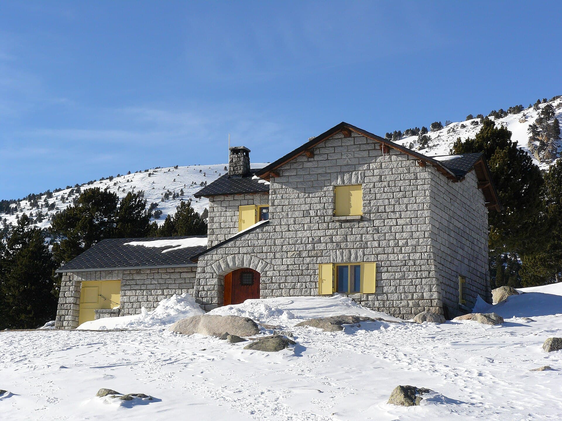 Refugi de Malniu (via Wikimedia Commons, CC BY-SA 3.0)