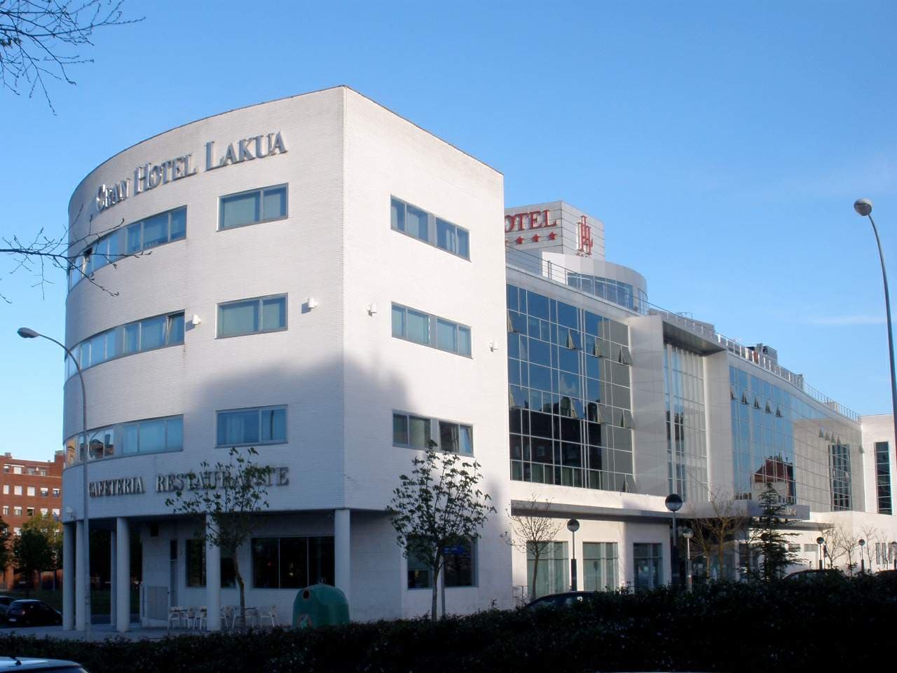 Gran Hotel Lakua (via Wikimedia Commons, CC BY-SA 3.0)