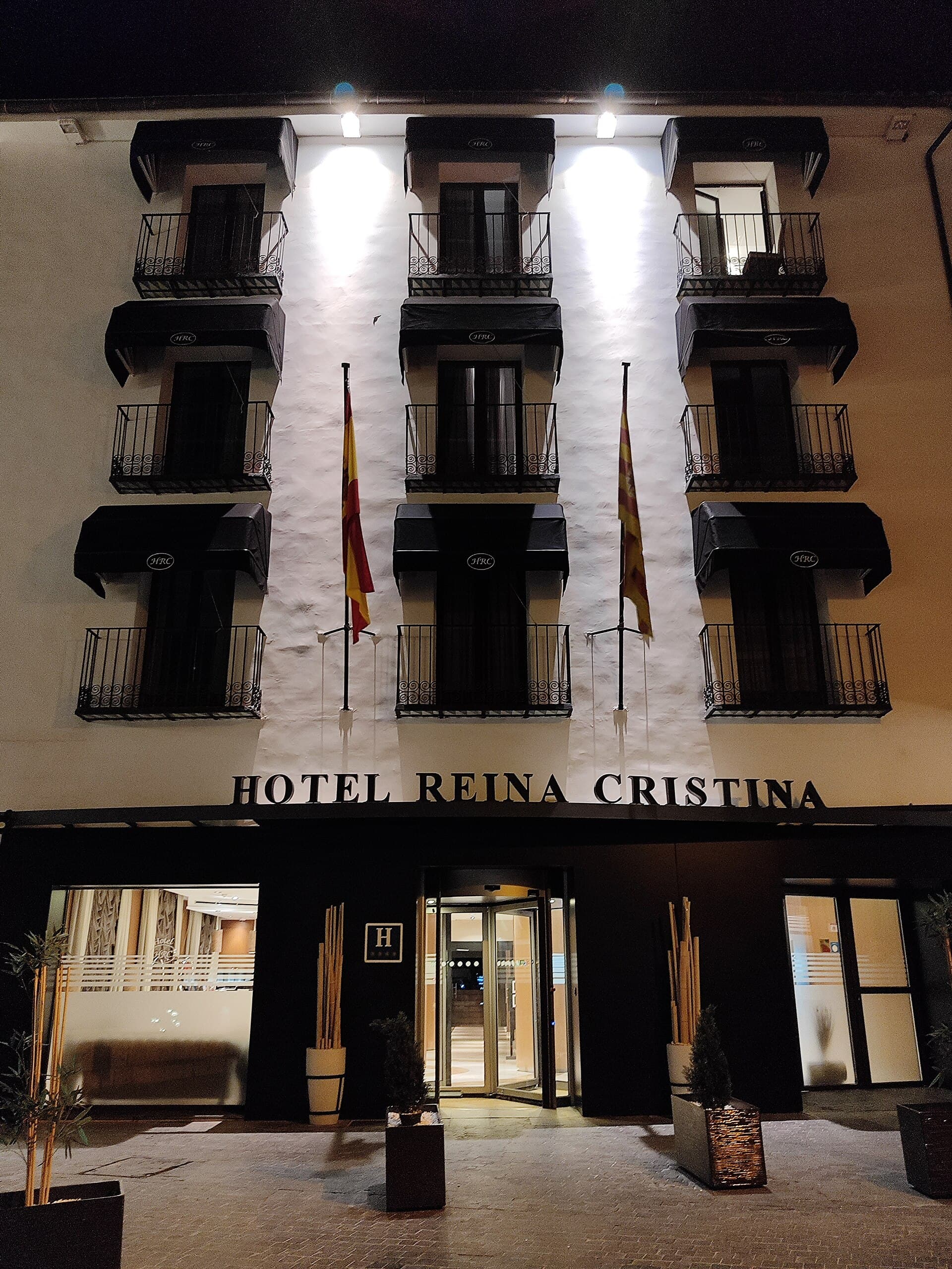 Hotel Reina Cristina (via Wikimedia Commons, CC BY-SA 4.0)