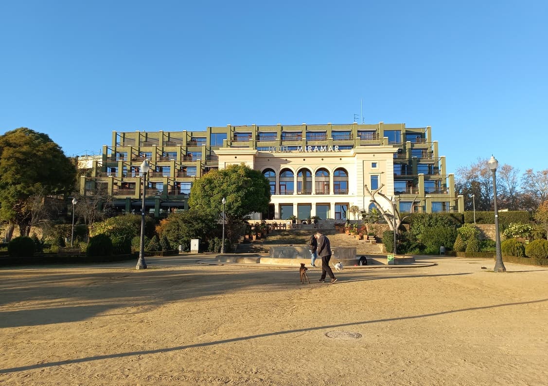 Hotel Miramar Barcelona (via Wikimedia Commons, CC BY-SA 4.0)