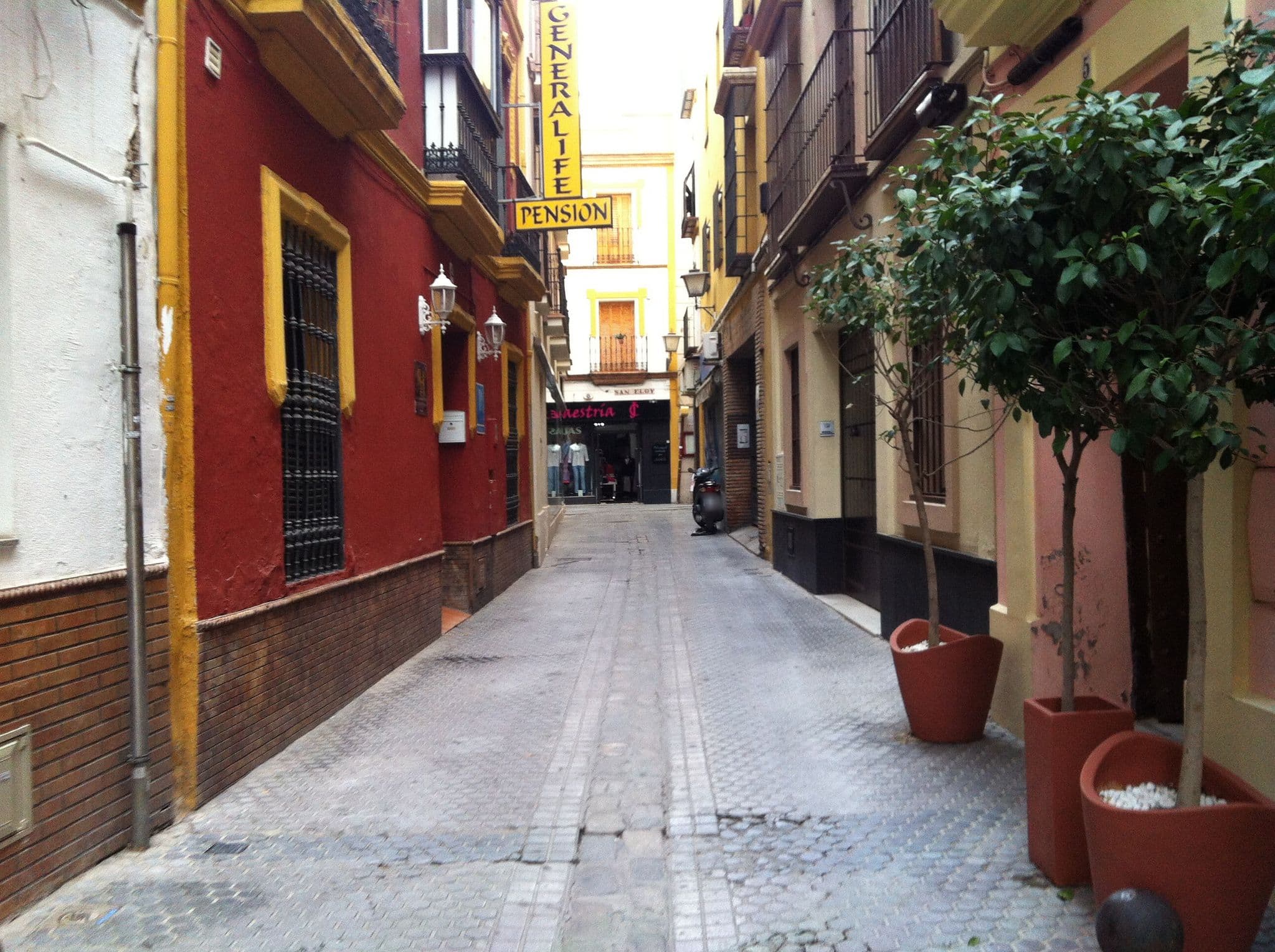 Street view near Hotel Un Patio al Sur, Sevilla