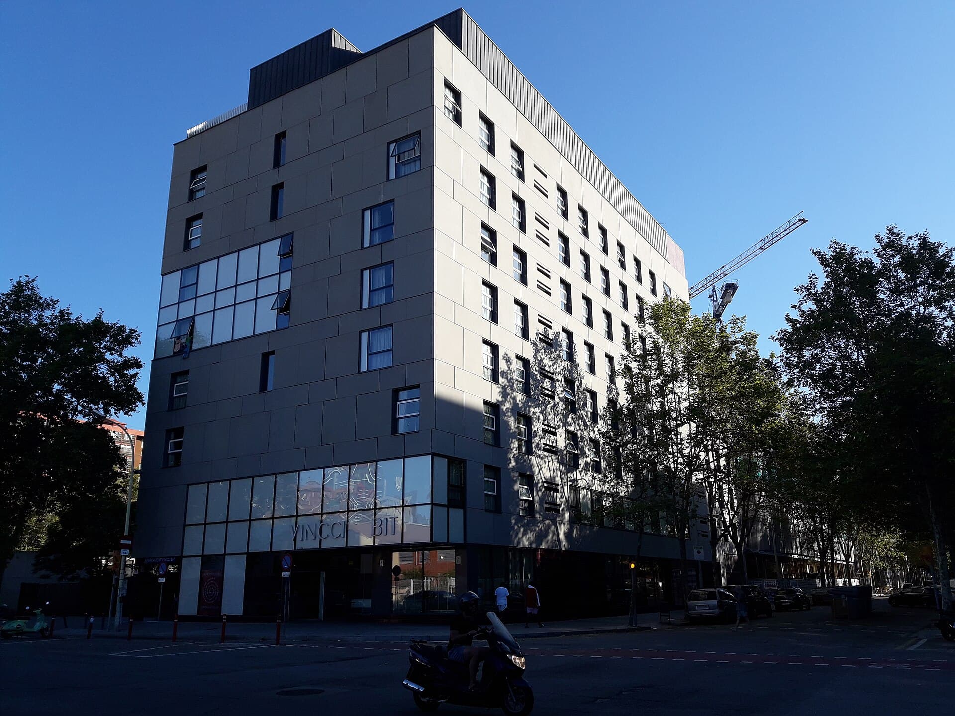 Hotel Vincci Bit (via Wikimedia Commons, CC BY-SA 3.0)
