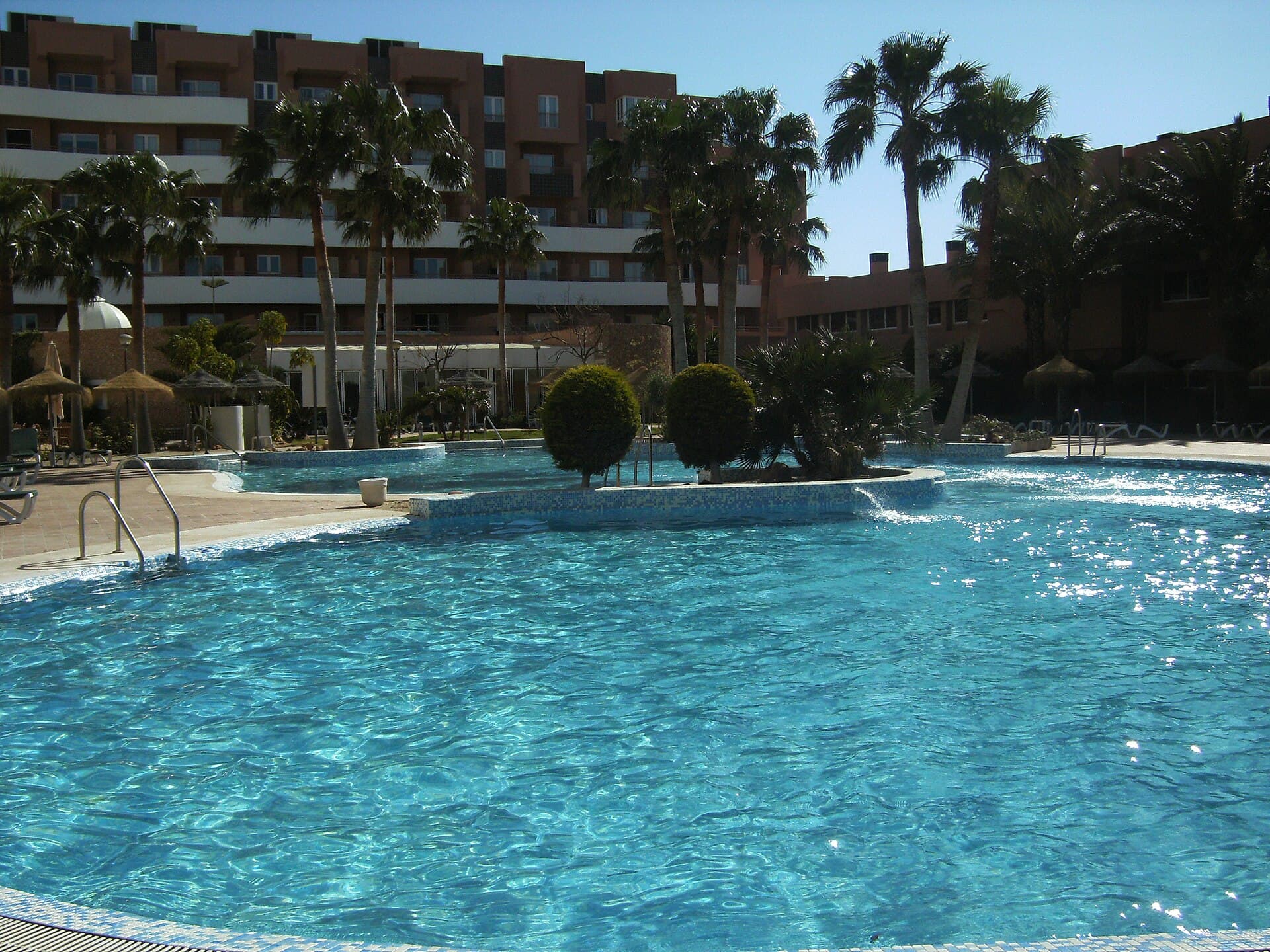 Apartahotel Arena Center (via Wikimedia Commons, CC BY 3.0)