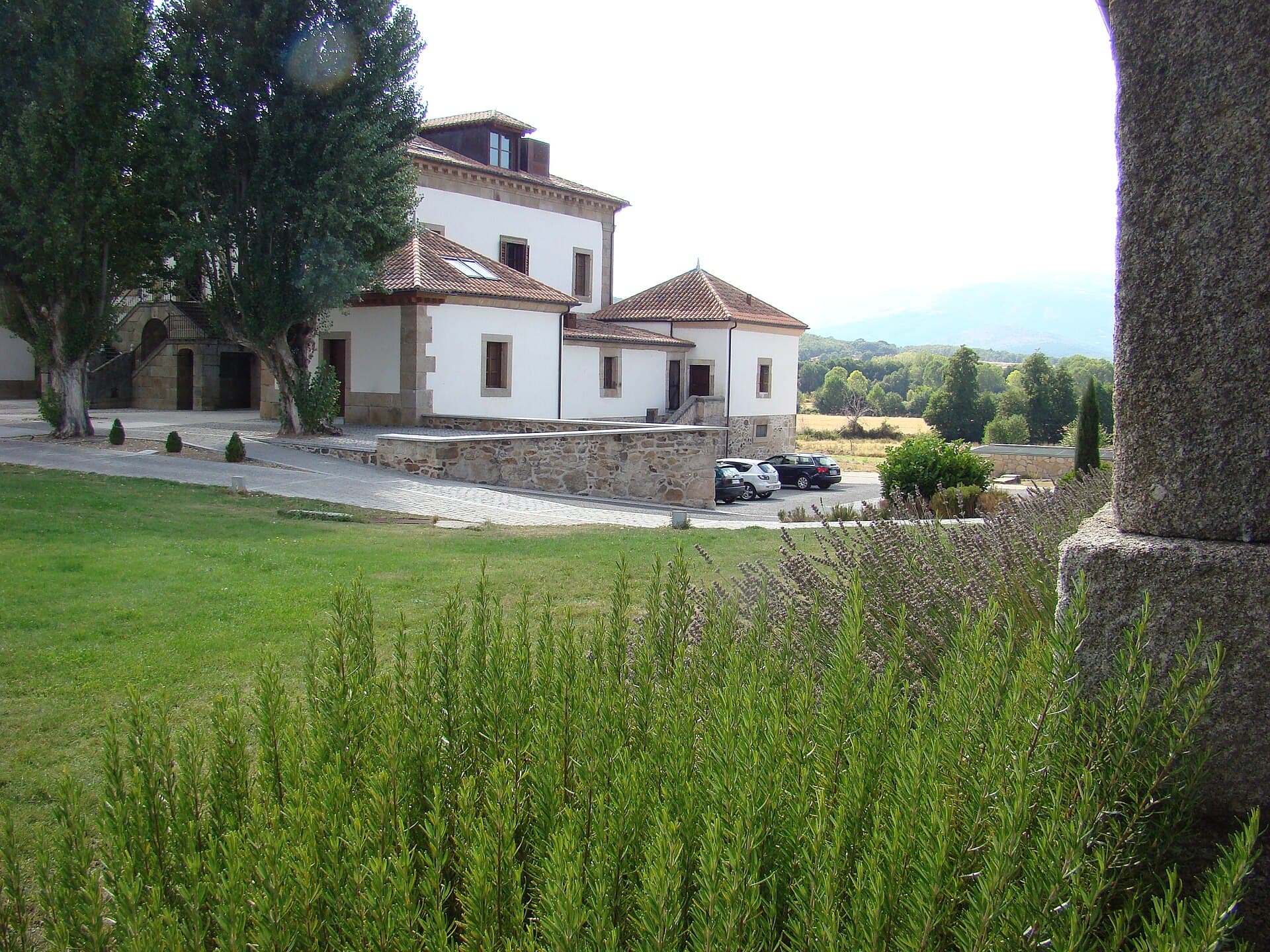 Hotel Izán Puerta de Gredos (via Wikimedia Commons, CC BY-SA 3.0)