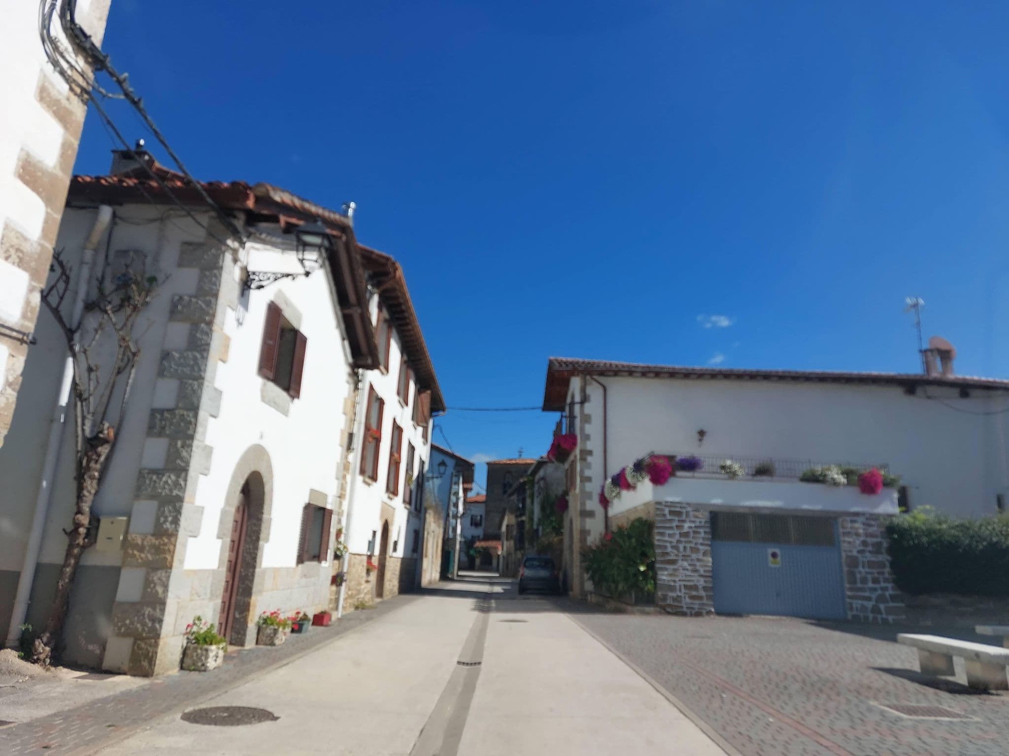 Street view near Larrasoañako Kontzejua;Albergue de peregrinos / Erromesen aterpetxea, Huarte — © 5rmft (CC BY-SA · Mapillary)