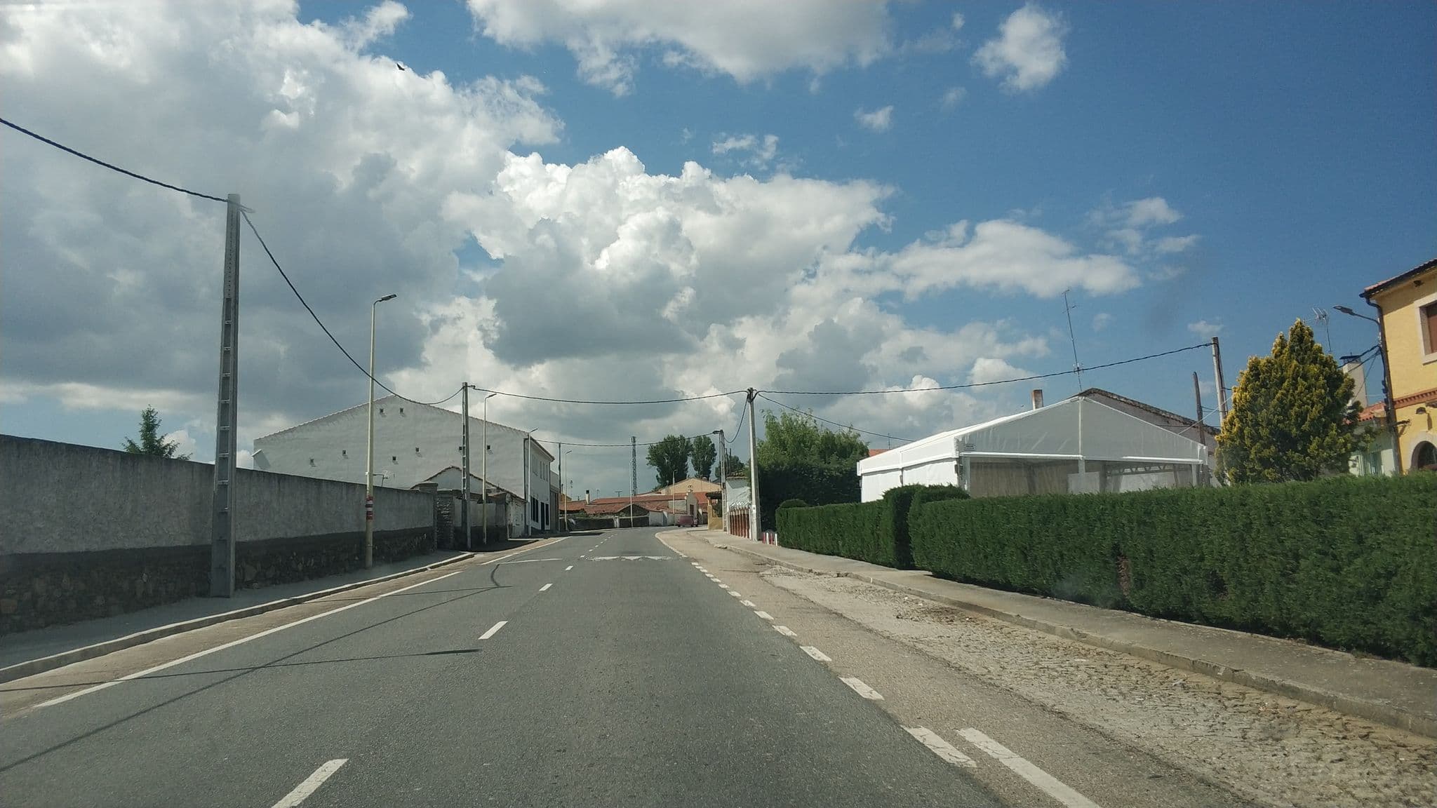 Street view near El Portón de la Huebra, Linares de Riofrío — © sanchi (CC BY-SA · Mapillary)