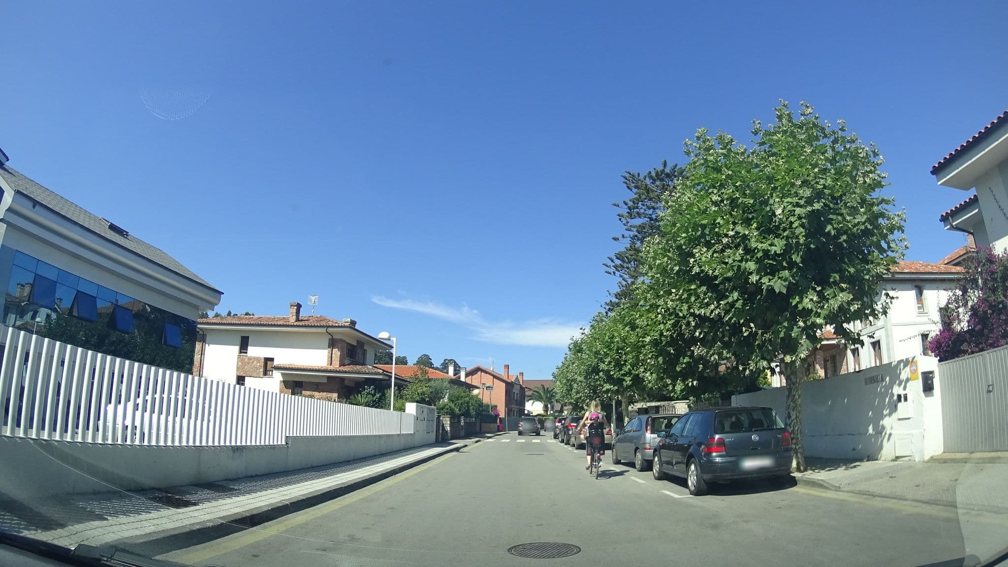 Street view near Hotel Villa Rosario Edificio moderno, Ribadesella — © robertogeb (CC BY-SA · Mapillary)