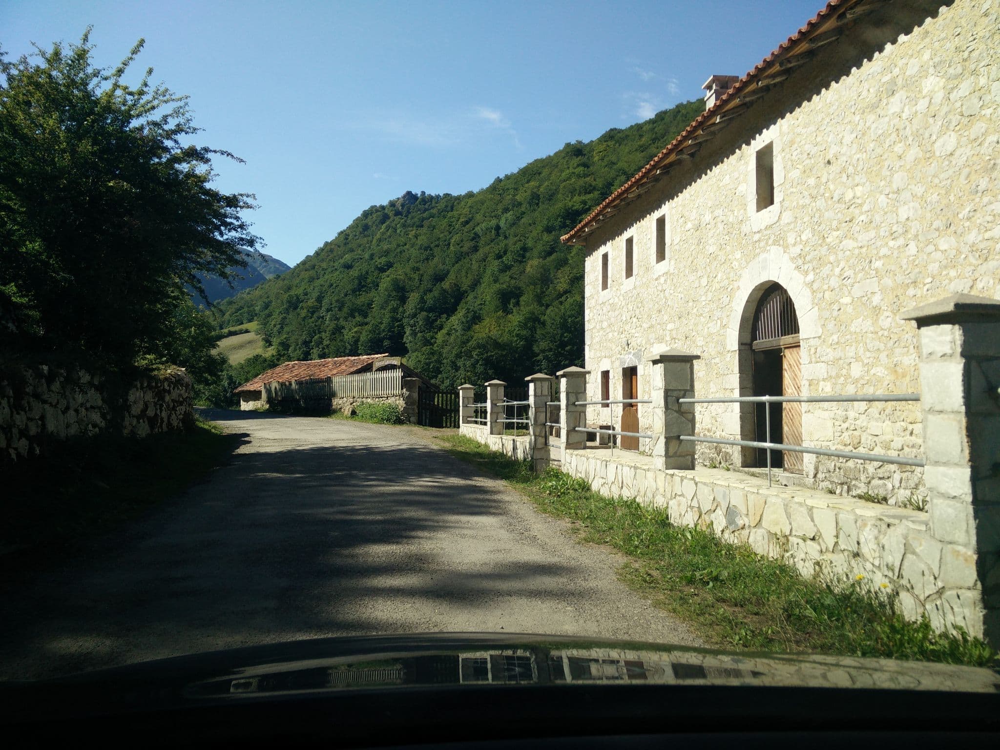 Street view near Venta L'Aurora, Campo de Caso — © txenoo (CC BY-SA · Mapillary)