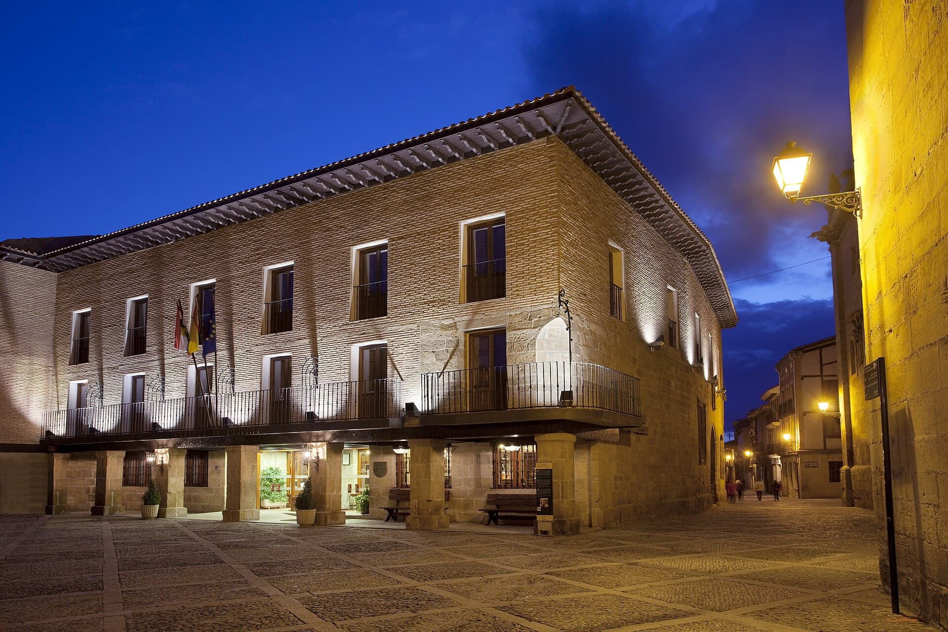 Parador de Santo Domingo de la Calzada (via Wikimedia Commons, CC BY-SA 4.0)