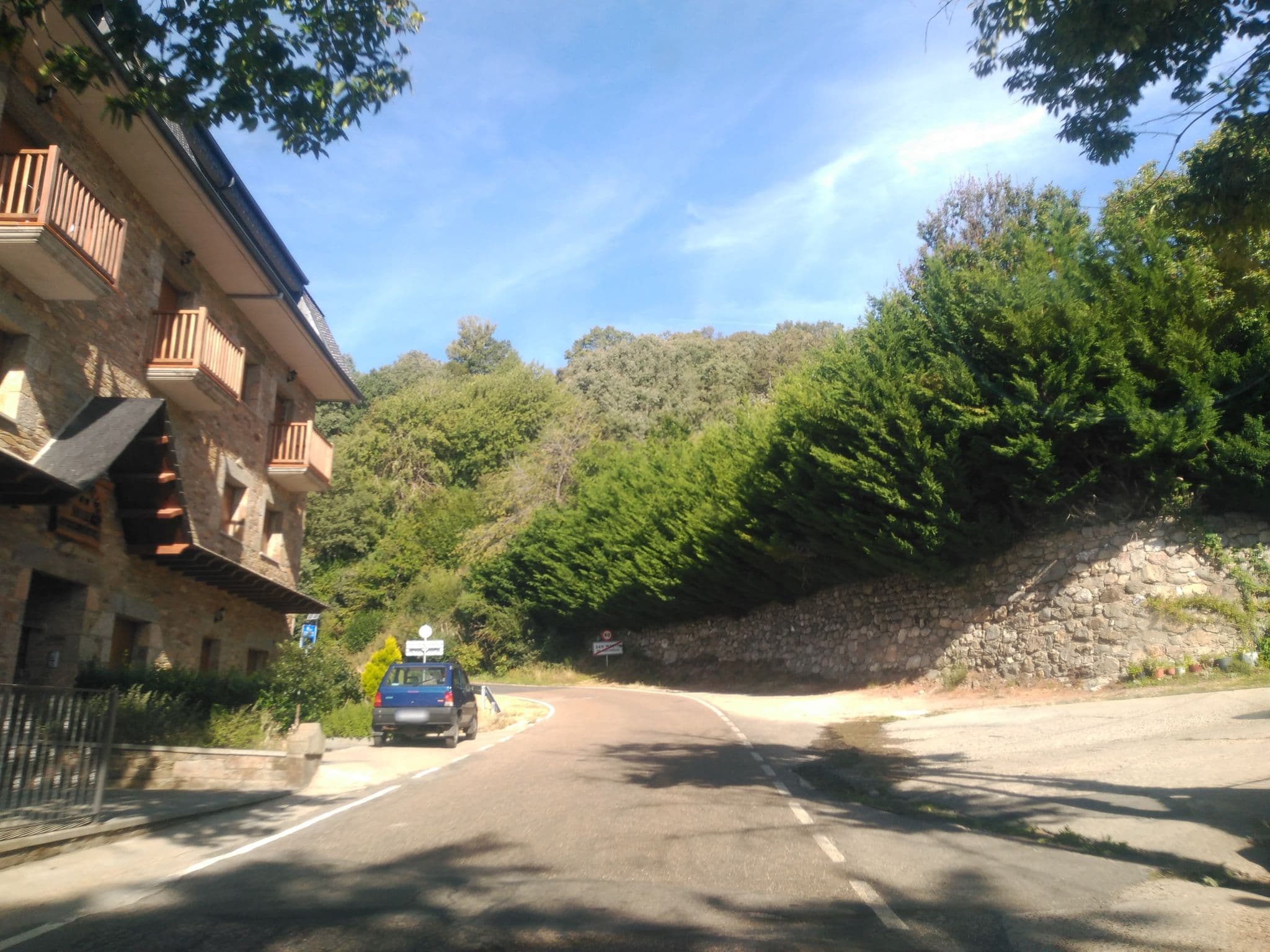 Street view near Hotel rural «El Balcón del Lago», Galende — © sanchi (CC BY-SA · Mapillary)