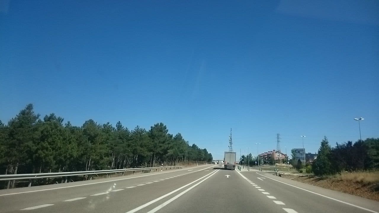 Street view near Hotel Santiago, Villaquilambre — © yopaseopor (CC BY-SA · Mapillary)
