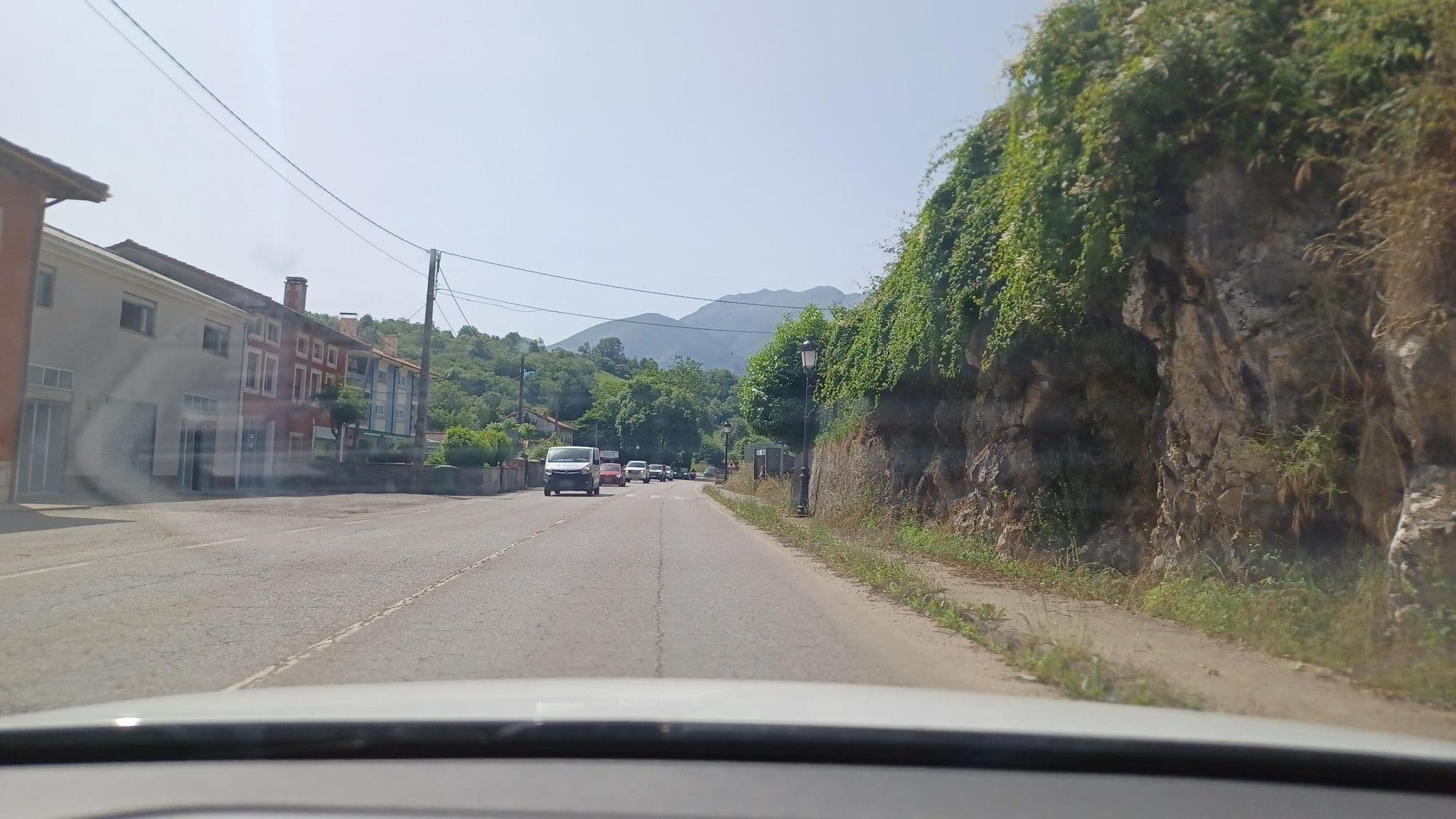 Street view near La Gaitana de Agustín, Carreña
