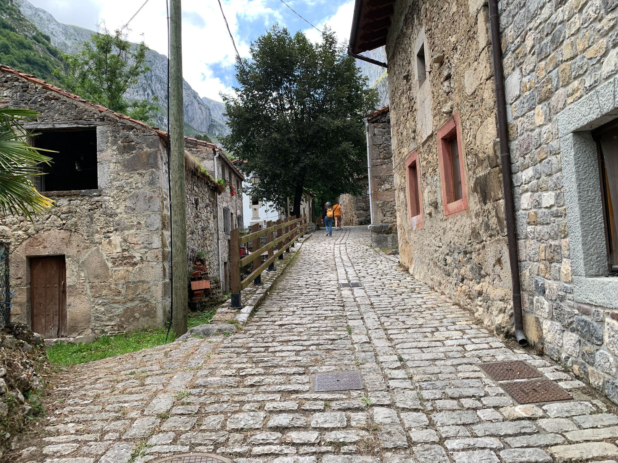 Street view near El Caleyón, Carreña