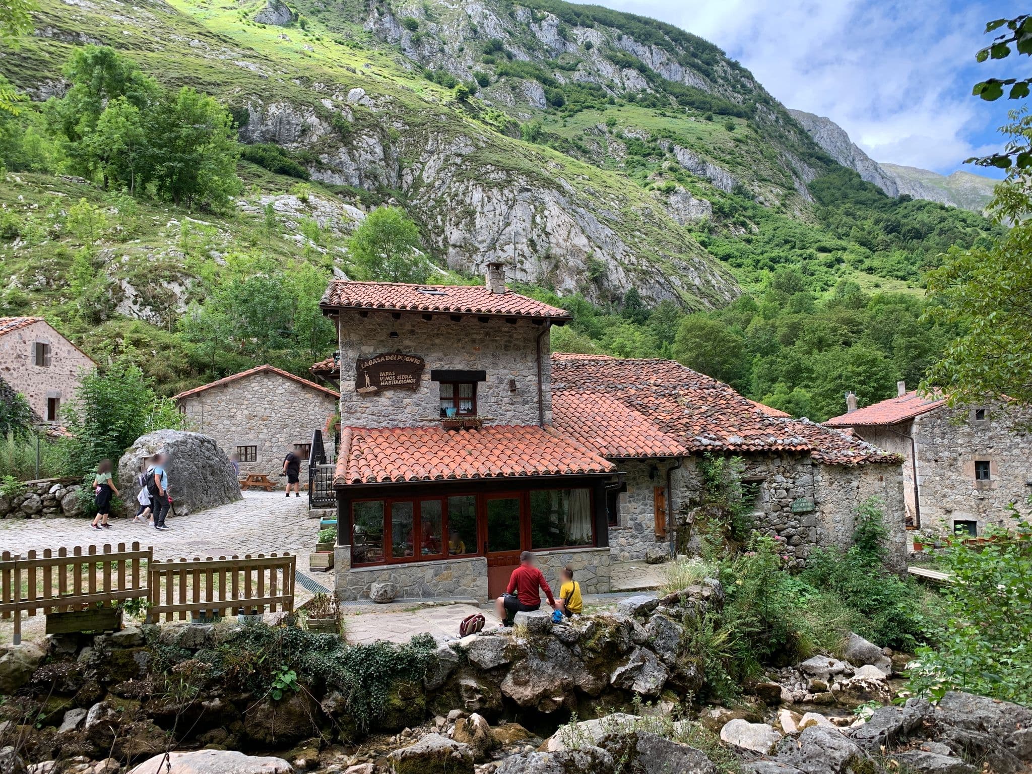 Street view near Albergue Villa de Bulnes, Carreña