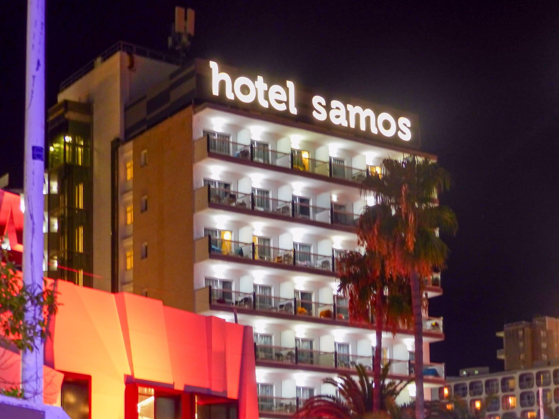 Samos (via Wikimedia Commons, CC BY-SA 4.0)