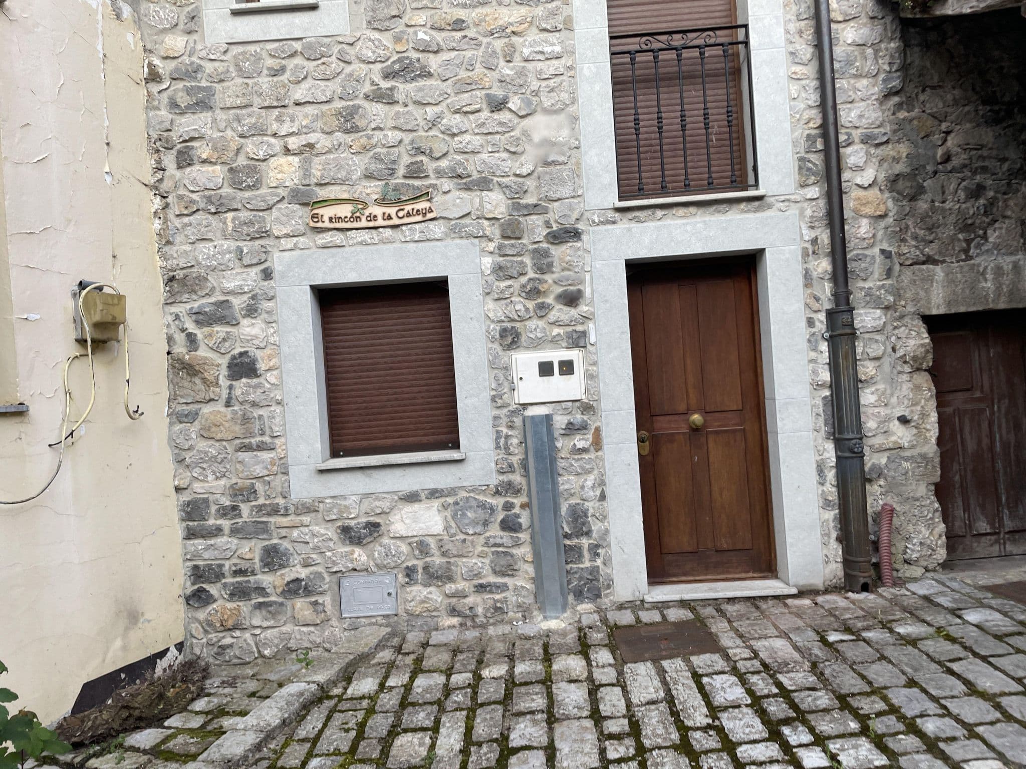 Street view near La Cabaña de Catalina, Carreña