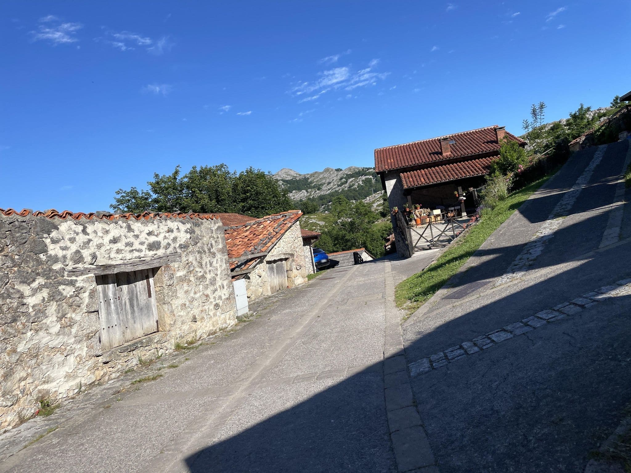 Street view near La Cabaña de Bernardina, Carreña