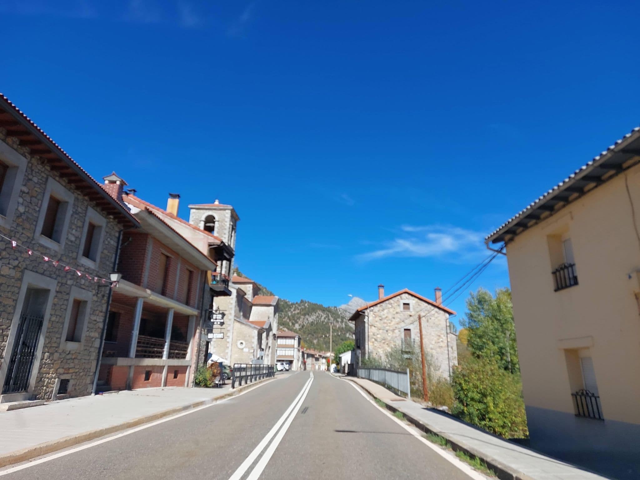 Street view near Hotel Rural El Sabinar, Sabero — © 5rmft (CC BY-SA · Mapillary)