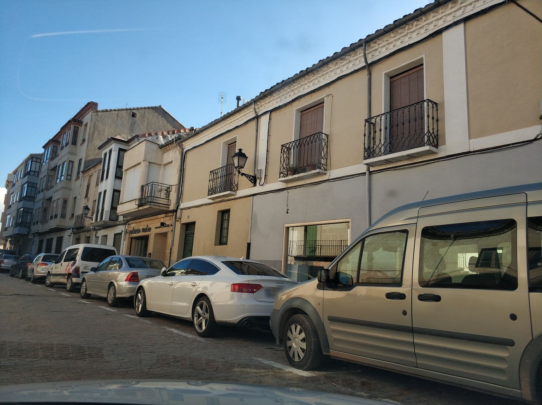 Street view near Hostal Puerta de la Villa, Almazán — © sanchi (CC BY-SA · Mapillary)