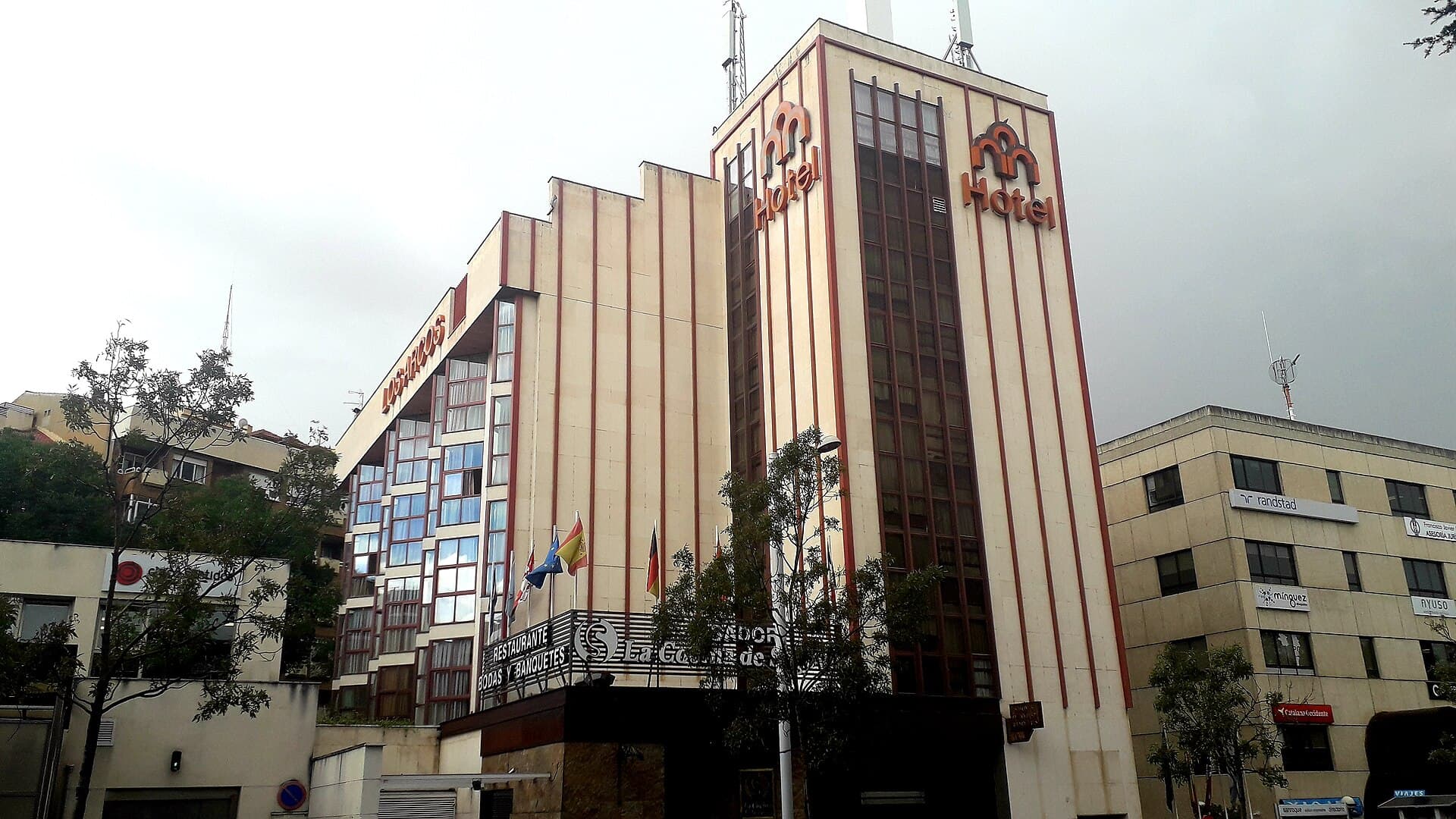 Hotel AR Los Arcos (via Wikimedia Commons, CC BY-SA 4.0)