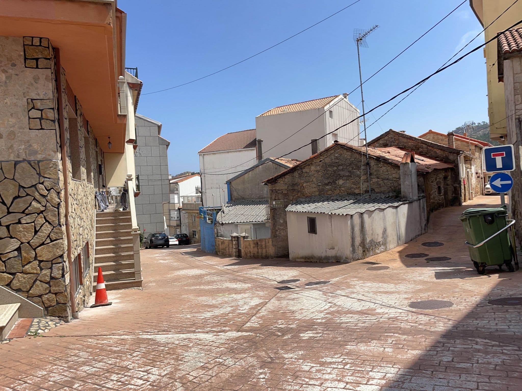 Street view near Os Faros Pisos Turísticos, Camariñas — © seraq (CC BY-SA · Mapillary)