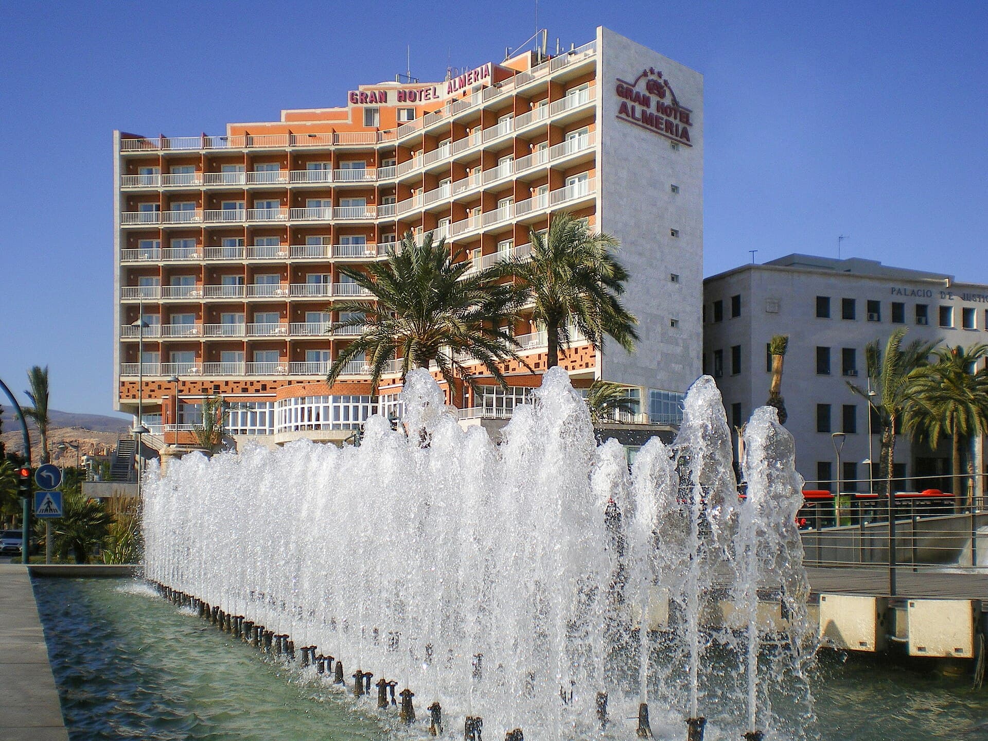 Gran Hotel Almería (via Wikimedia Commons, CC BY 3.0)