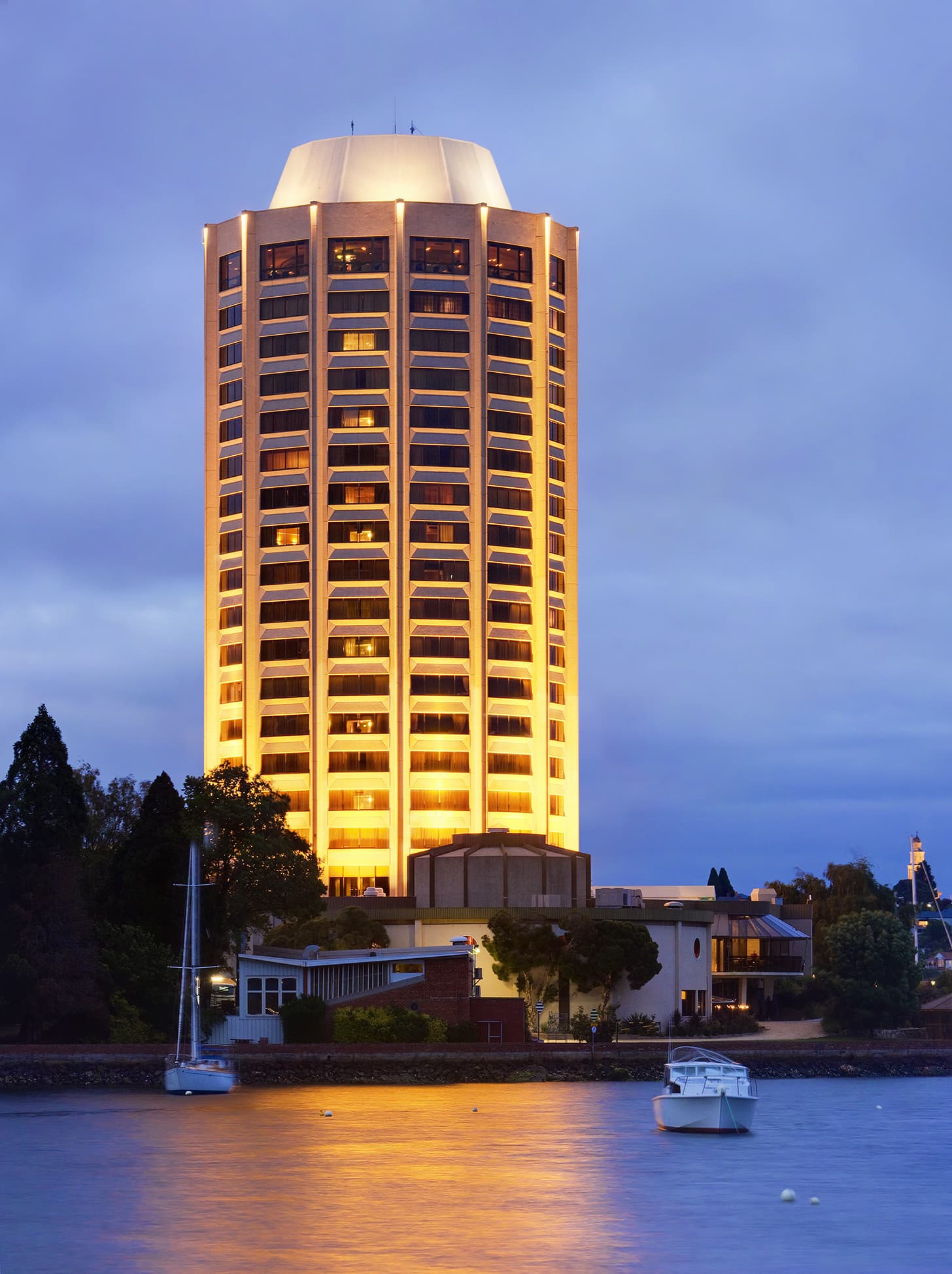 Wrest Point Hotel (via Wikimedia Commons, CC BY-SA 3.0)